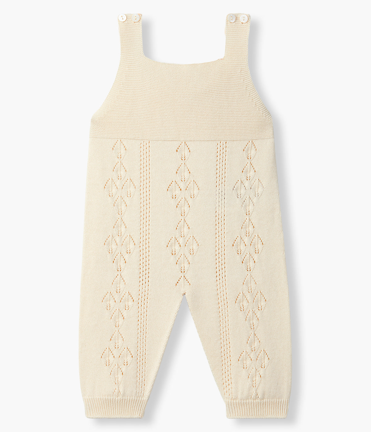 Vista de frente do macacão em malha de algodão orgânico bege da Wedoble para bebé e recém-nascido(a). Suave e respirável macacão de alças e sem pés com detalhes perfurados na malha e abertura nas alças.