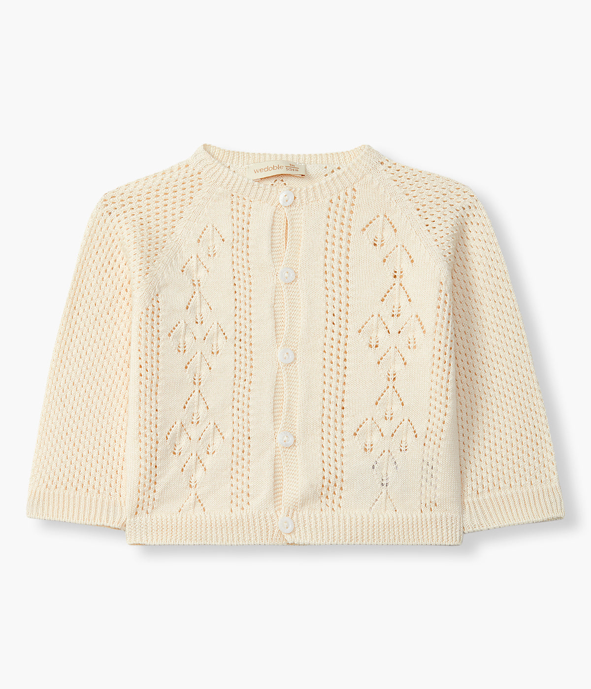 Vista de frente do casaco em malha de algodão orgânico bege da Wedoble para bebé e recém-nascido(a). Suave e delicada malha com detalhes perfurados.