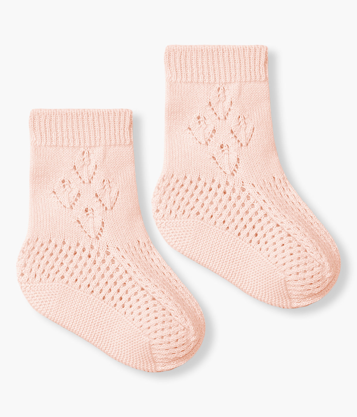 Vista lateral do par de carapins em malha de algodão orgânico rosa da Wedoble para bebé menina e recém-nascida. Carapins com formato de bota com detalhes perfurados.