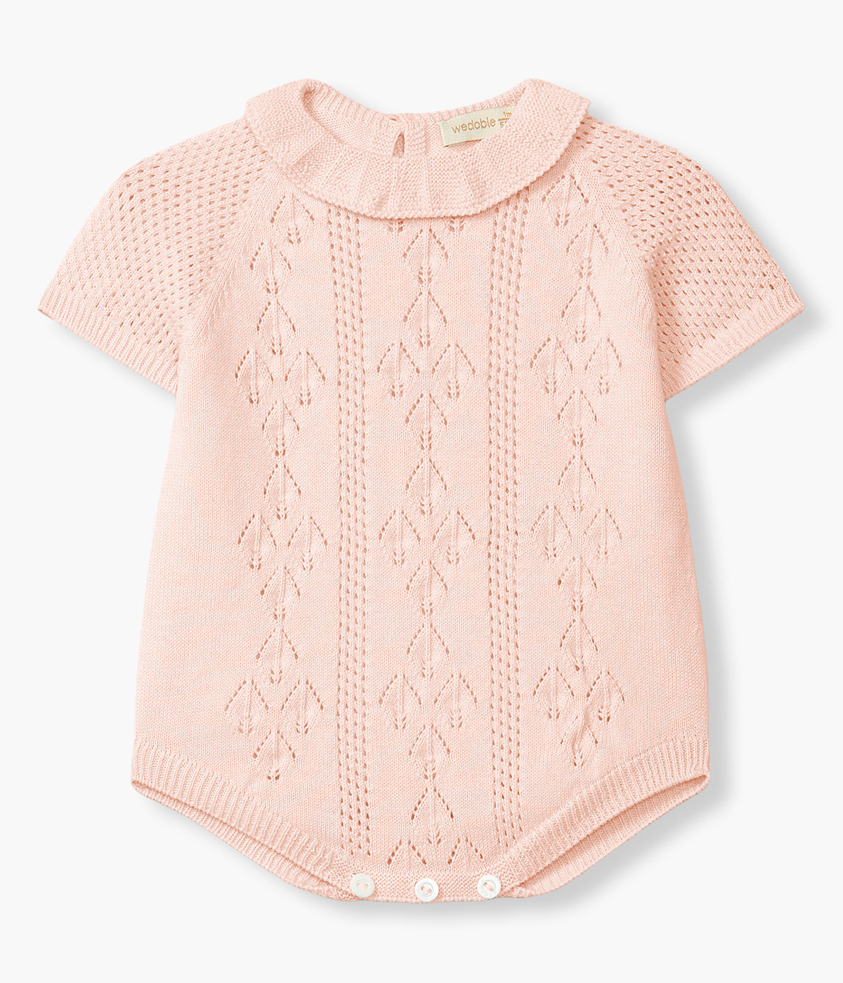 Vista de frente do fofo em malha de algodão orgânico rosa da Wedoble para bebé menina e recém-nascida. Suave e delicada malha com detalhes perfurados na frente e gola folho. Abertura nas costas e entrepernas.