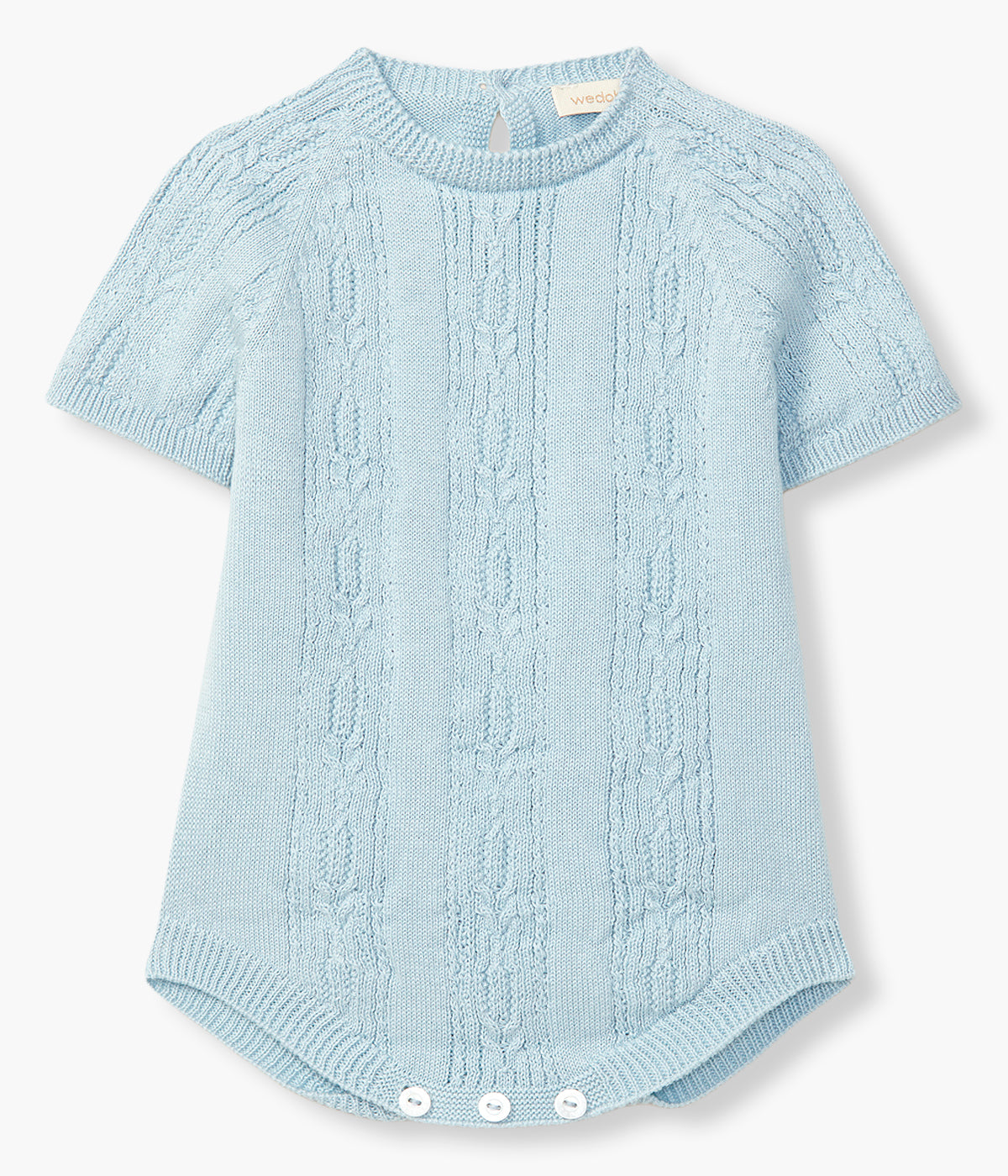 Vista de frente do fofo em malha de algodão orgânico azul da Wedoble para bebé e recém-nascido(a). Suave e delicada malha com detalhes entrelaçados. Abertura nas costas e entrepernas.