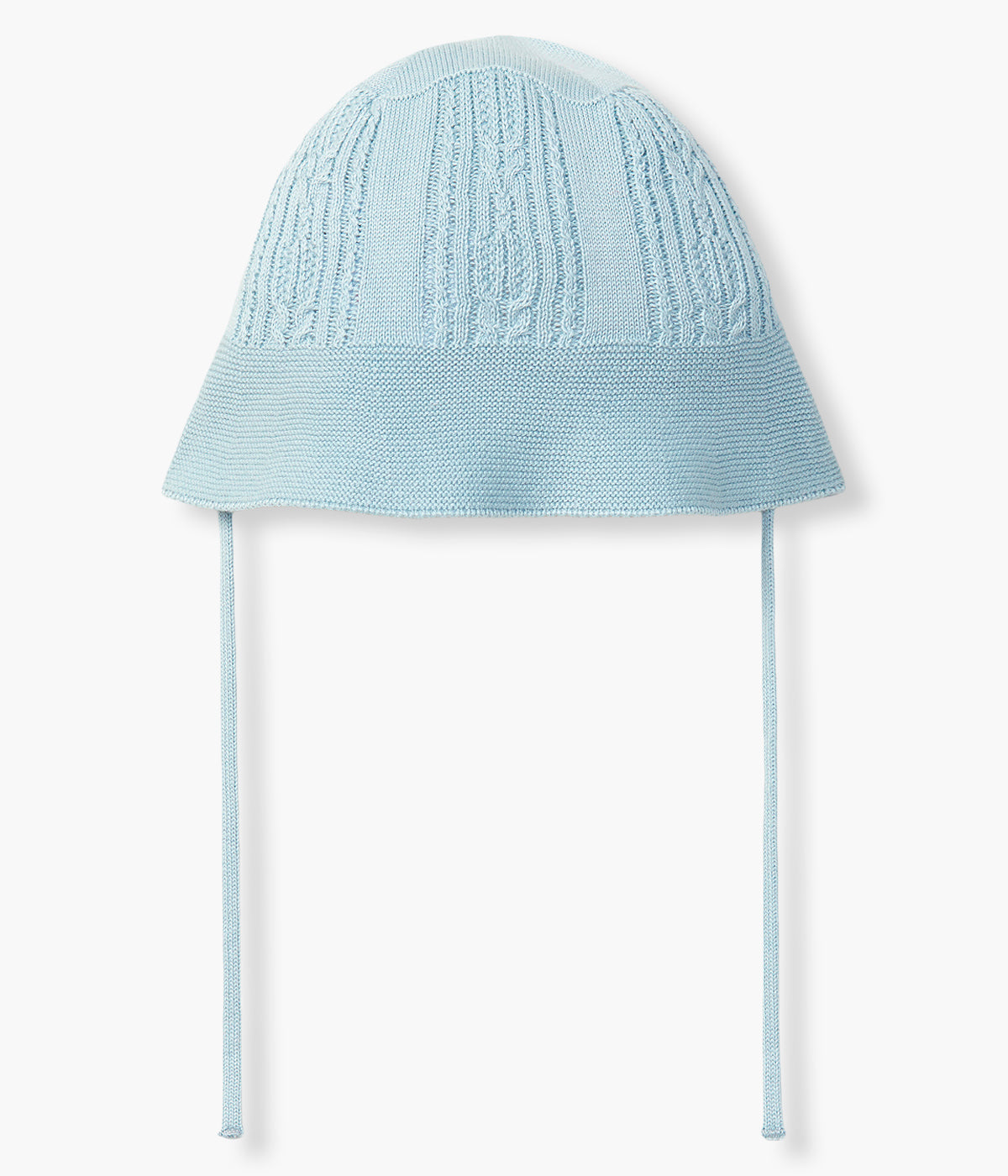 Vista de frente do chapéu em malha de algodão orgânico azul sem costuras no interior da Wedoble para bebé e recém-nascido(a). Malha suave com detalhes entrelaçados. Tiras para atar no queixo.