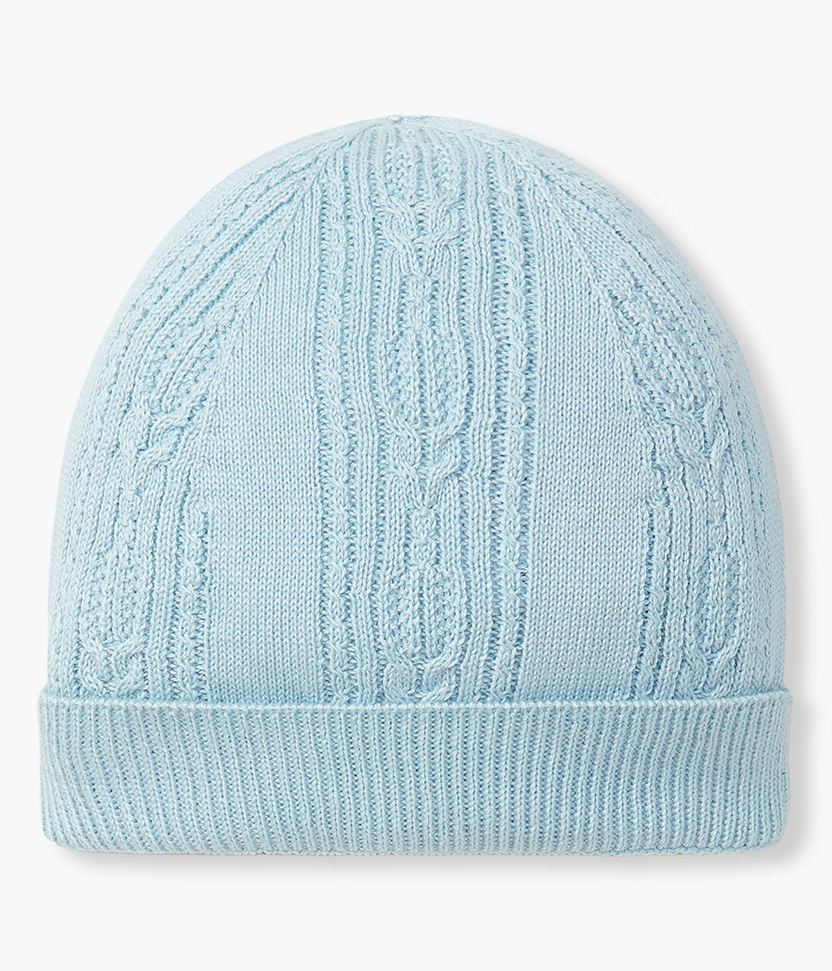 Vista de frente do gorro em malha de algodão orgânico azul da Wedoble para bebé menino e recém-nascido. Delicado gorro em malha suave com dobra e efeitos entrelaçados na malha.