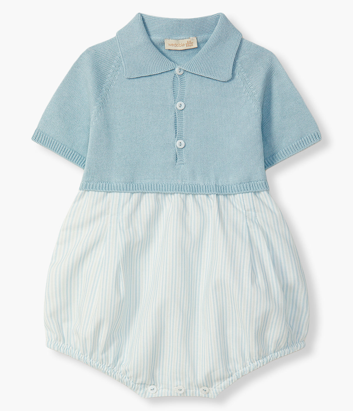 Vista de frente do fofo da Wedoble para bebé e recém-nascido(a). Elegante fofo com parte superior em malha de algodão orgânico azul com gola bico e parte inferior em tecido efeito balão em algodão com padrão riscas azuis e cinza em fundo branco.