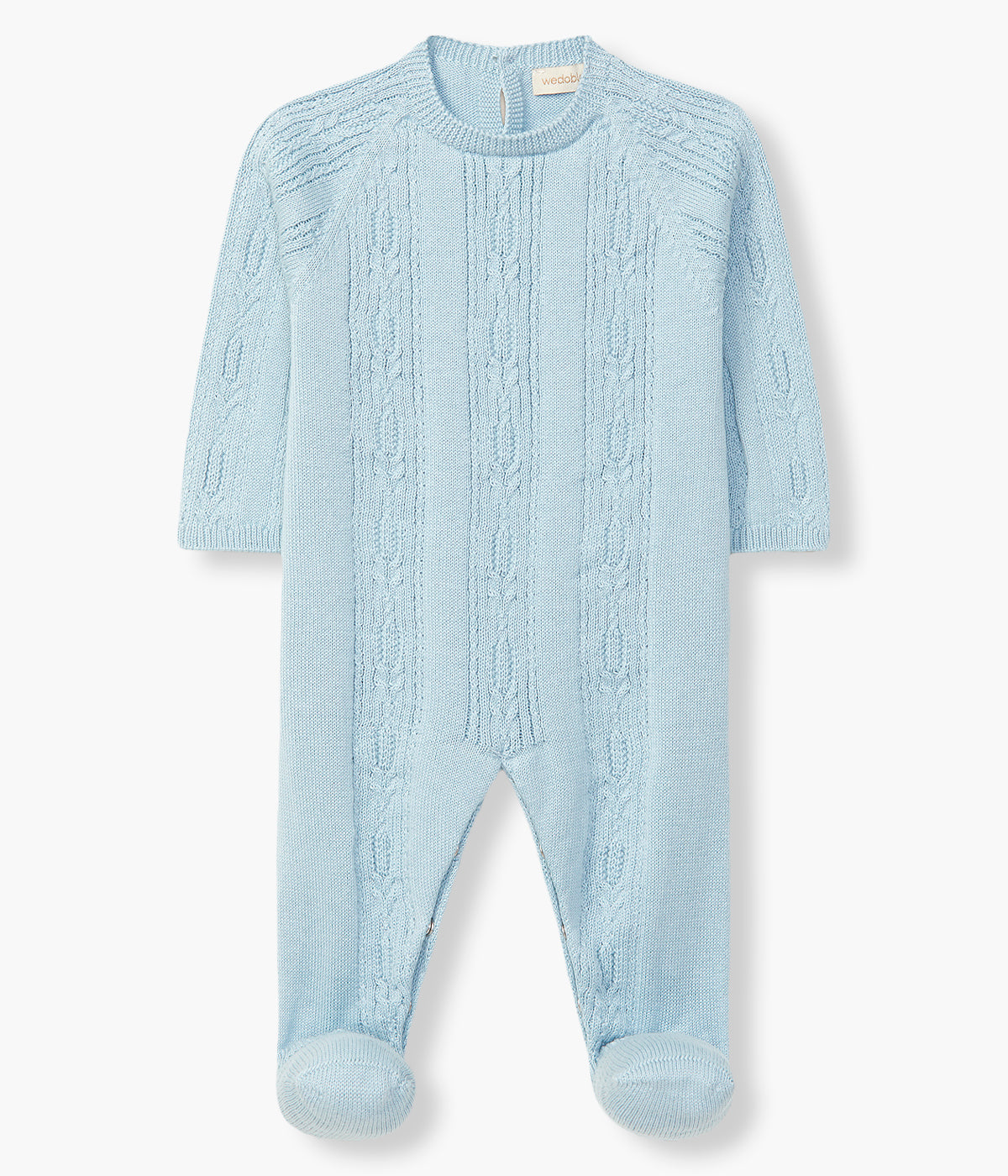 Vista de frente do babygrow em malha de algodão orgânico azul sem pés da Wedoble para bebé e recém-nascido(a). Delicada malha com detalhes entrelaçados. Aberturas nas costas e entrepernas.