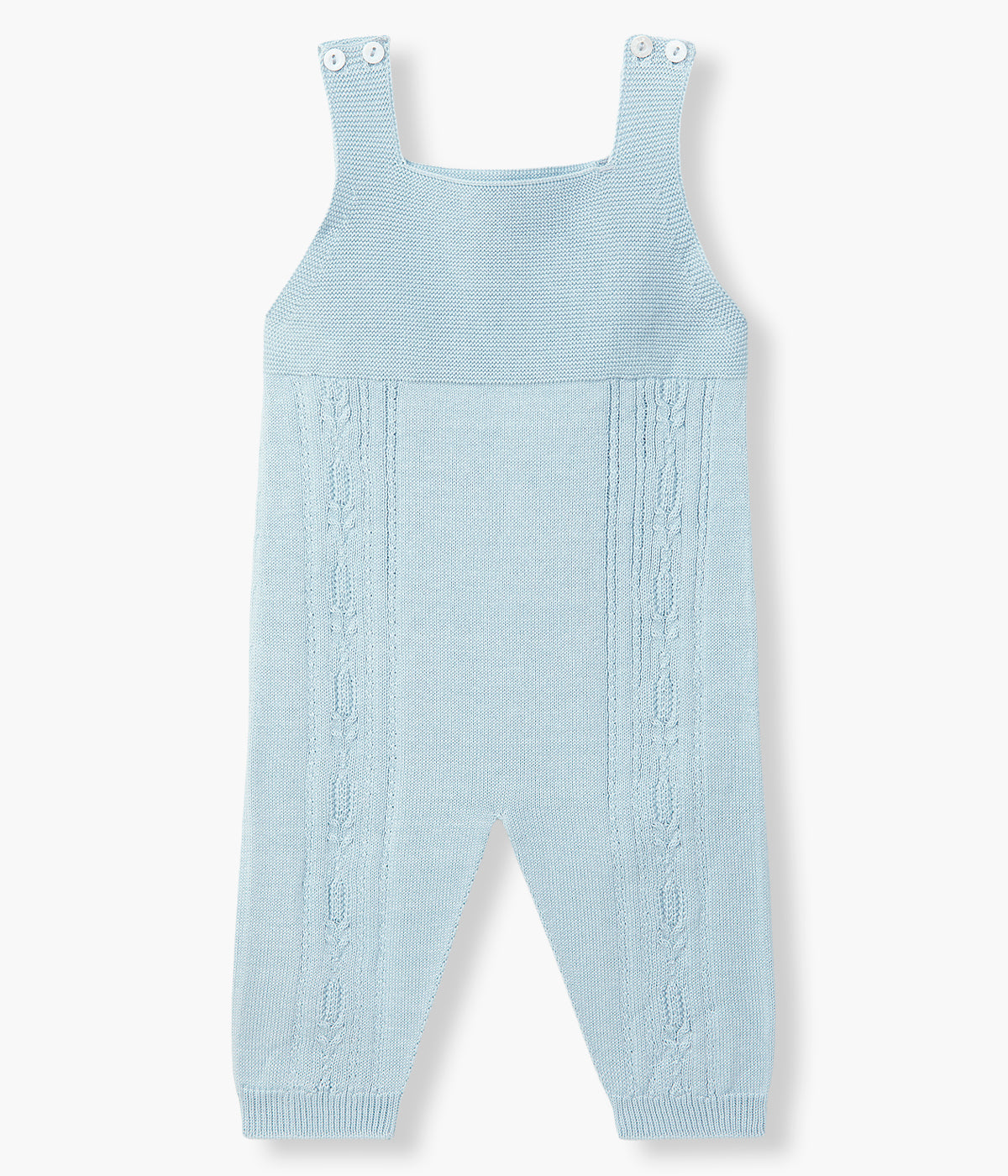 Vista de frente do macacão em malha de algodão orgânico azul da Wedoble para bebé e recém-nascido(a). Suave e respirável macacão de alças e sem pés com detalhes entrelaçados na malha e abertura nas alças.