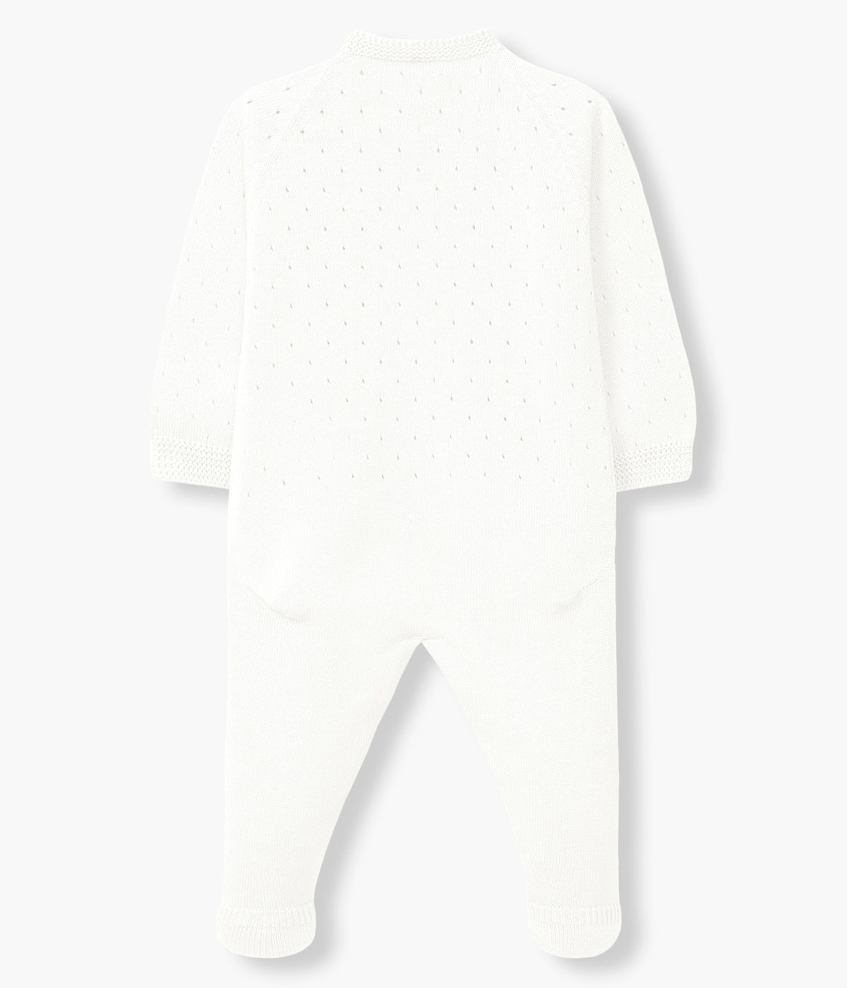 Vista de costas do babygrow em malha de algodão orgânico pérola da Wedoble para bebé e recém-nascido(a). Delicada malha com detalhes perfurados. Aberturas no ombro e entrepernas.