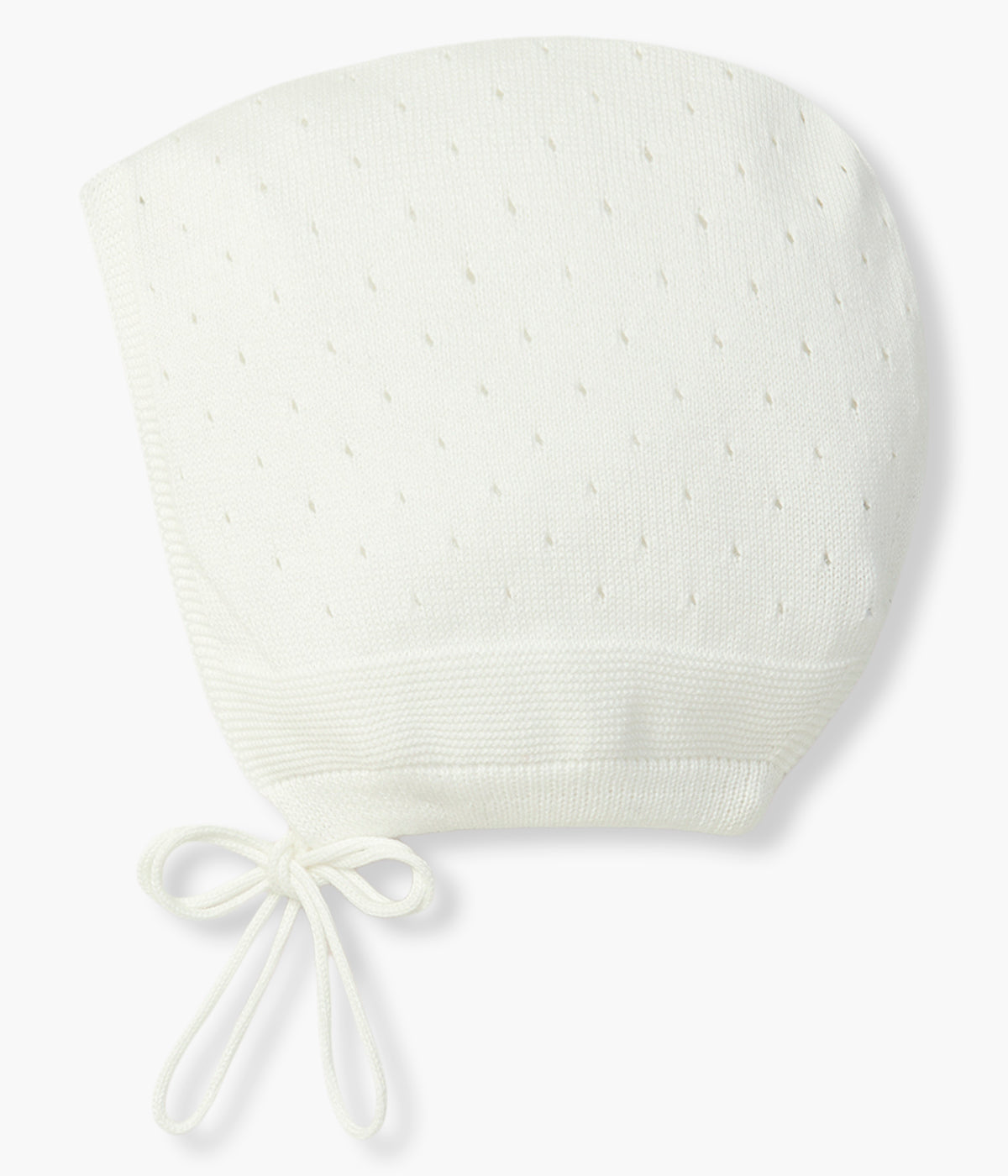 Vista lateral da touca em malha de algodão orgânico pérola da Wedoble para bebé e recém-nascido(a). Delicada touca em malha suave com detalhes perfurados e tiras para atar no queixo.