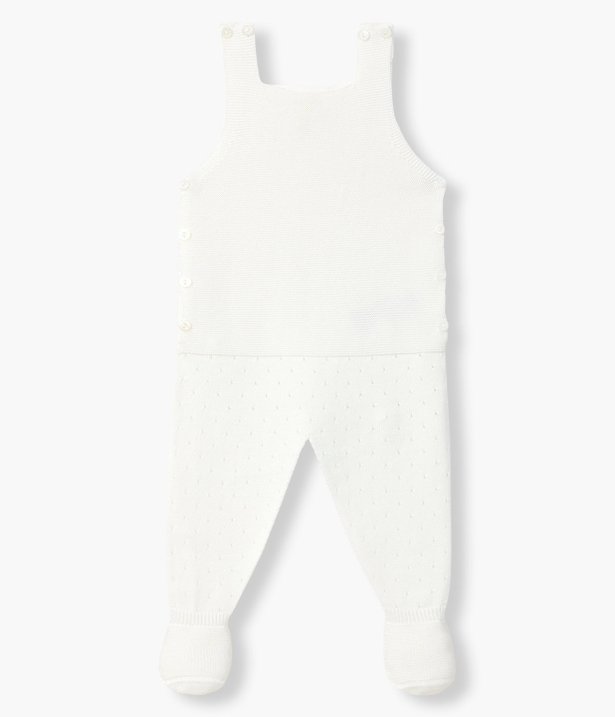 Vista de frente do macacão em malha de algodão orgânico pérola da Wedoble para bebé e recém-nascido(a). Suave e respirável macacão de alças com pés com detalhes perfurados na malha. Abertura nas laterais e nas alças.