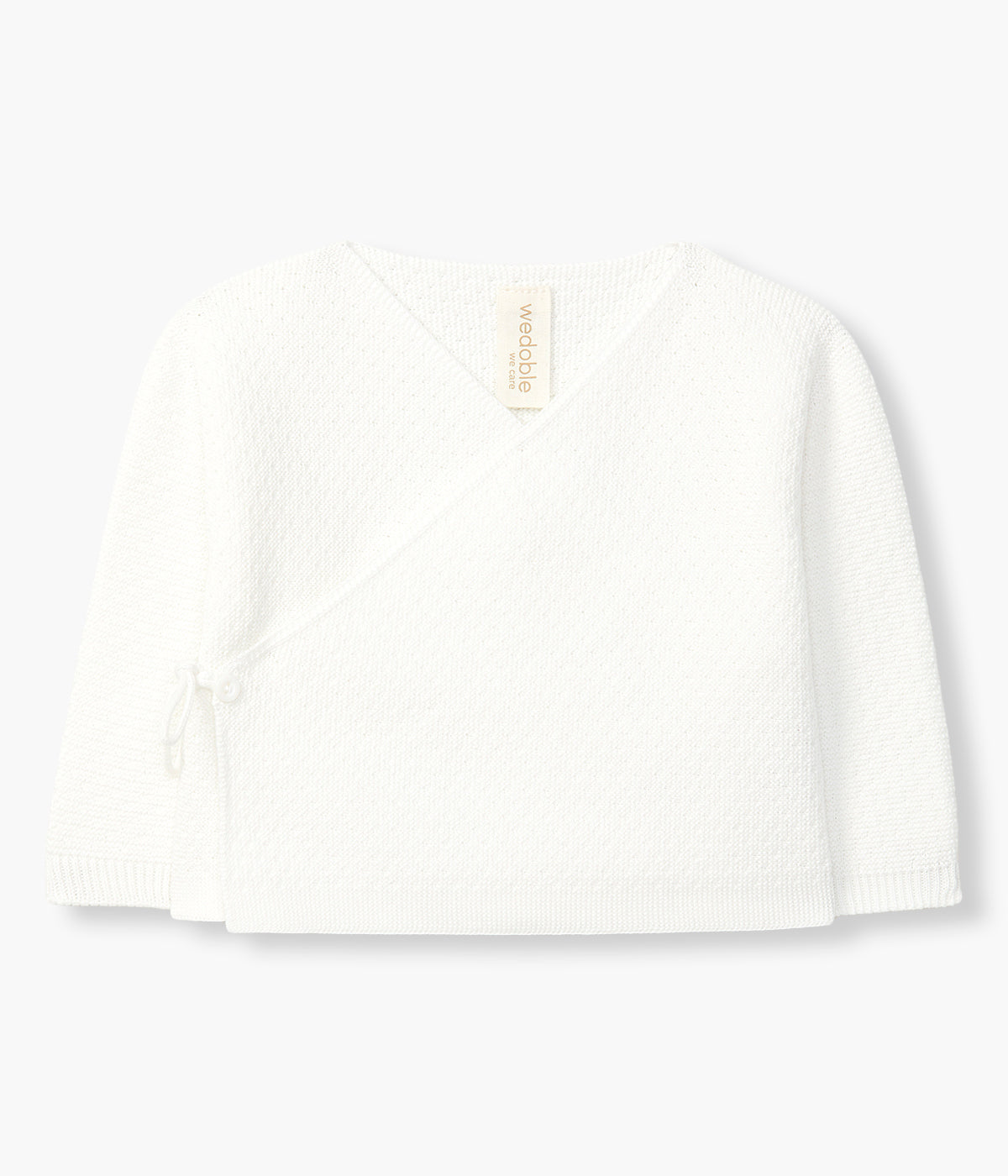 Vista de frente do casaco em malha de algodão orgânico pérola da Wedoble para bebé e recém-nascido(a). Suave e delicada malha com detalhes. Abertura trespasse com cordão.