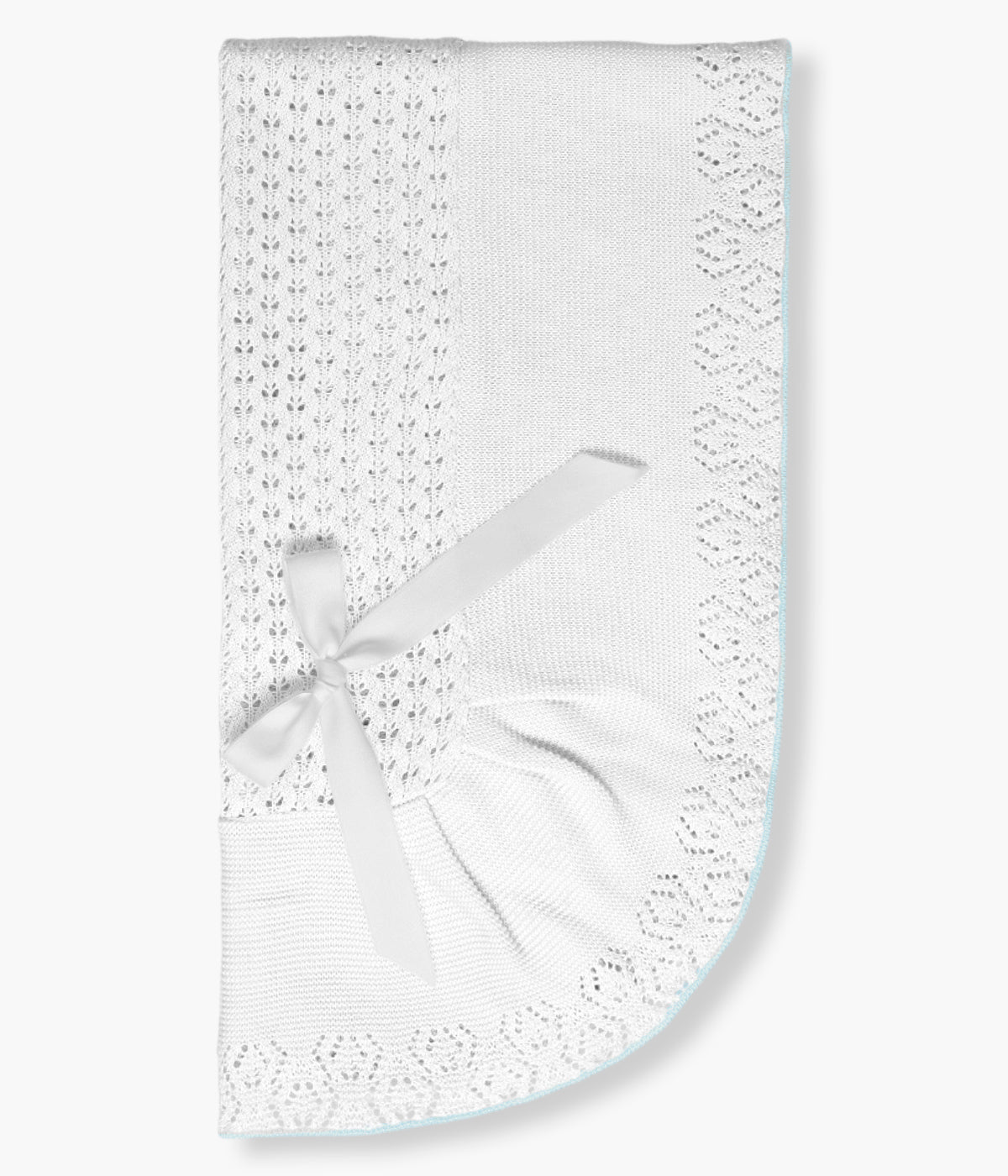 Vista dobrada da manta em malha branca Mac Ilusión para bebé e recém-nascido(a). Delicada manta de formato retangular com cantos arredondados, laço gorgurão e rebordo a toda a volta em azul.