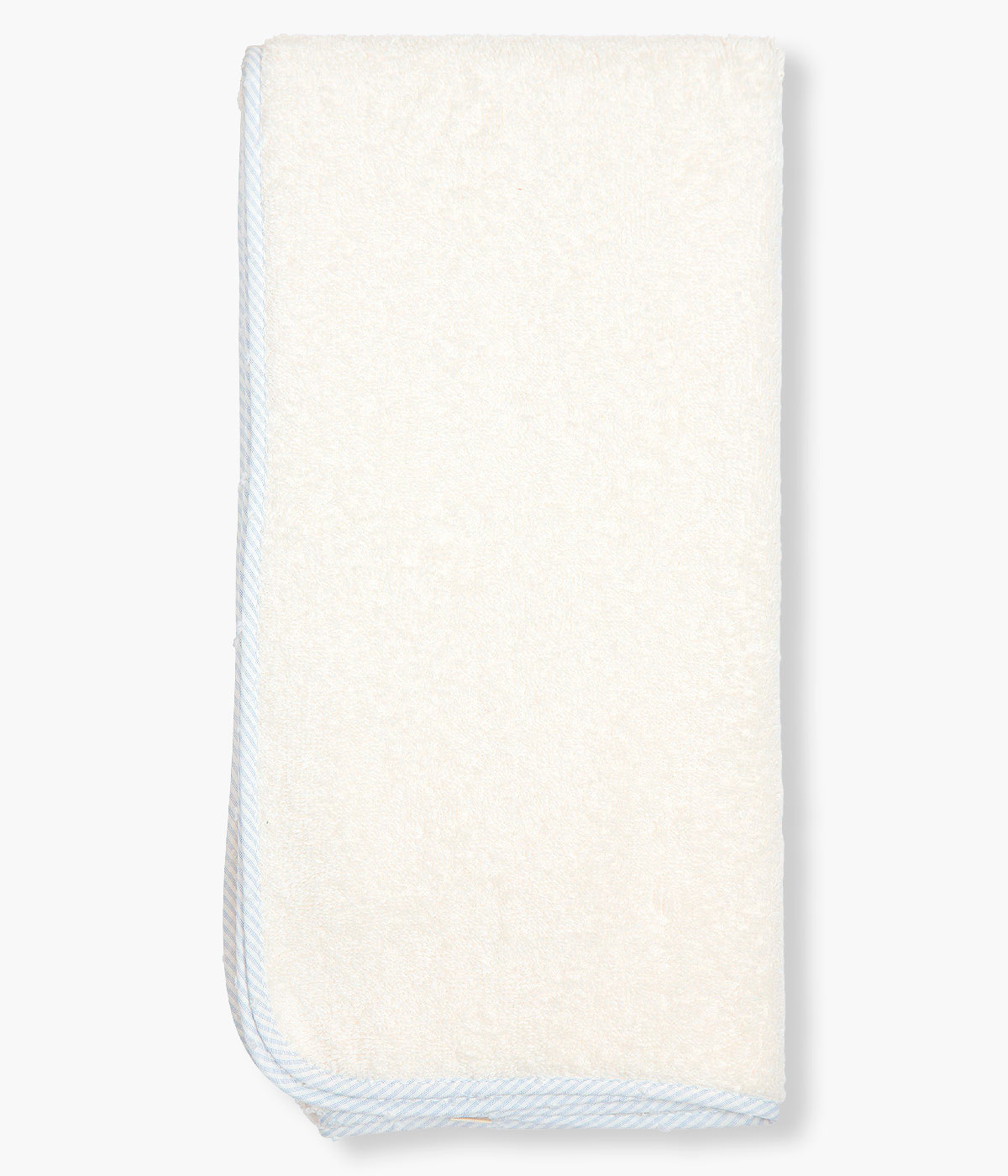 Vista de trás da toalha de banho da Baby Gi para bebé menino e recém-nascido, 100% algodão. Suave e absorvente toalha em turco pérola com carapuço no canto com carro bordado e rebordo em tecido plumeti com riscas azuis e brancas.
