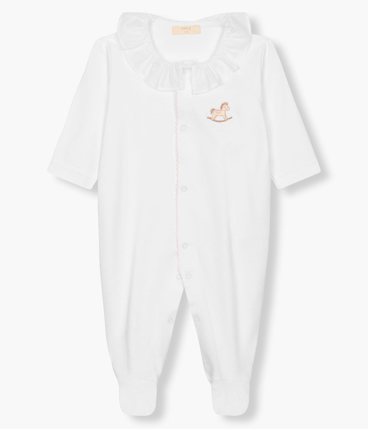 Vista de frente do babygrow em algodão branco da Baby Gi para bebé menina e recém-nascida. Gola folho e abertura com picueta em rosa. Cavalo bordado no peito. Abertura com molas de pressão na frente e entrepernas.