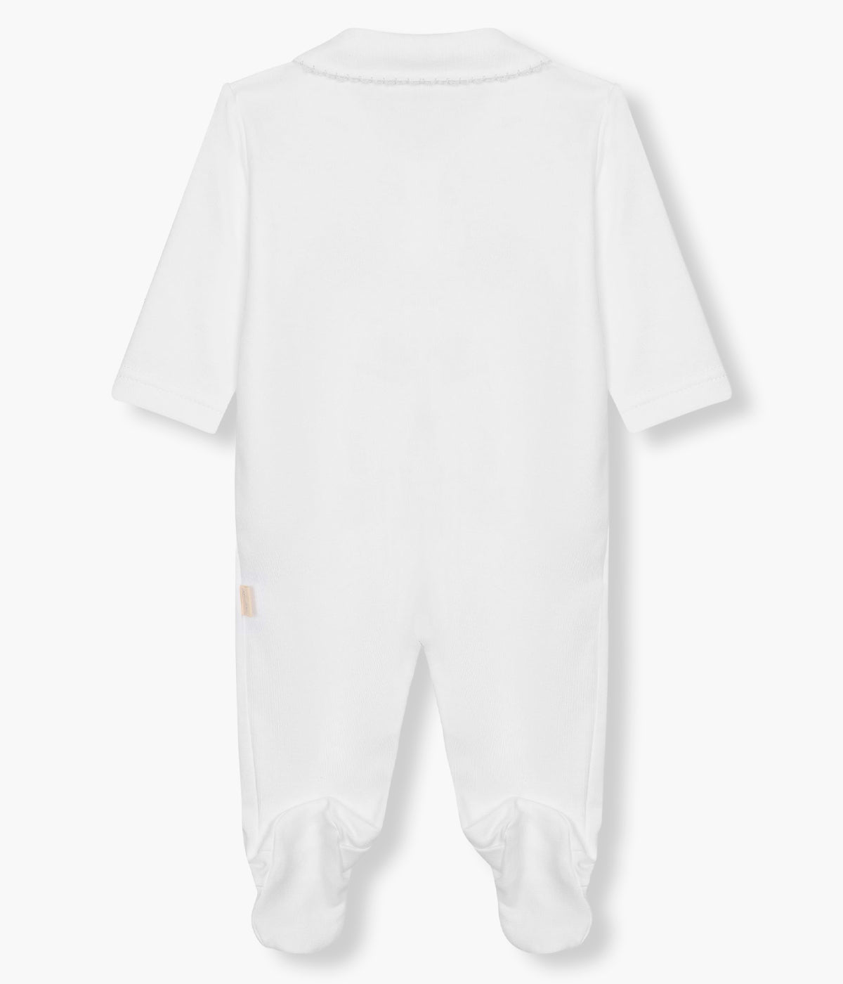 Vista de costas do babygrow em algodão branco da Baby Gi para bebé menino e recém-nascido. Gola redonda cortada e abertura com contorno em picueta azul. Bordado com cavalo de madeira no peito. Abertura com molas de pressão na frente e entrepernas.