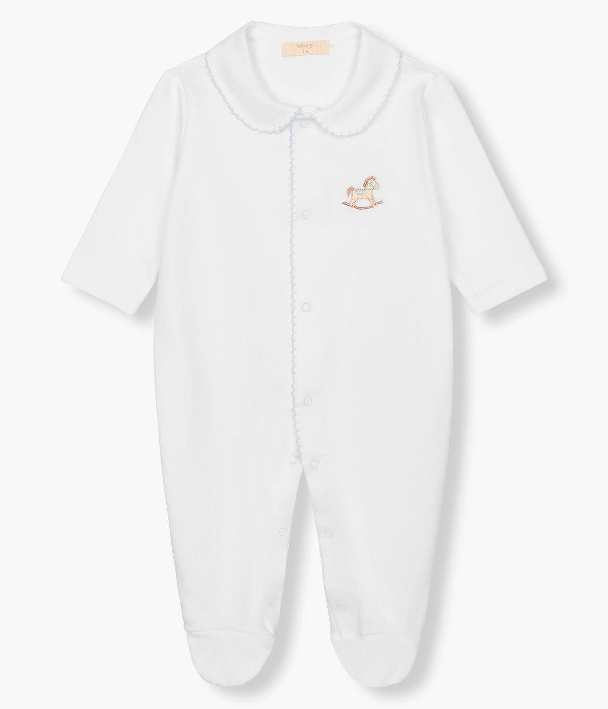 Vista de frente do babygrow em algodão branco da Baby Gi para bebé menino e recém-nascido. Gola redonda cortada e abertura com contorno em picueta azul. Bordado com cavalo de madeira no peito. Abertura com molas de pressão na frente e entrepernas.
