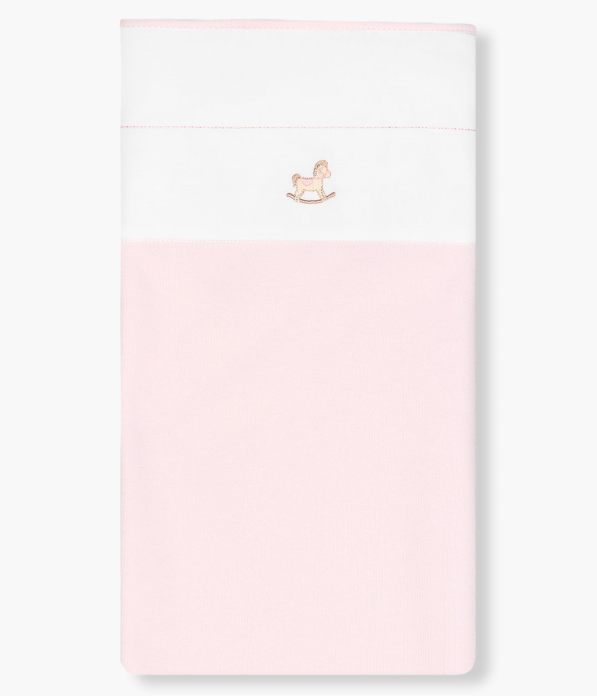 Vista de frente da manta rosa da Baby Gi para bebé menina e recém-nascida, 100% algodão. Respirável manta com faixa branca em tecido com pequeno cavalo de madeira bordado.