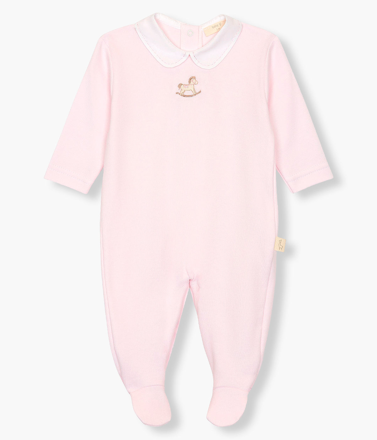 Vista de frente do babygrow em algodão rosa da Baby Gi para bebé menina e recém-nascida. Gola redonda cortada e cavalo bordado no peito. Abertura com molas de pressão nas costas e entrepernas.