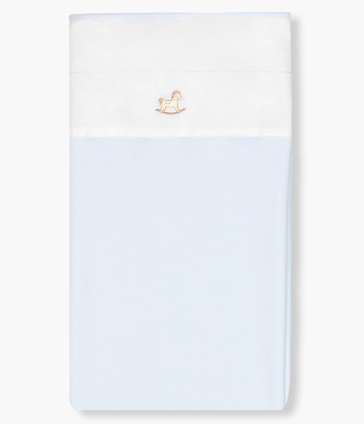 Vista de frente da manta azul da Baby Gi para bebé menino e recém-nascido, 100% algodão. Respirável manta com faixa branca em tecido com pequeno cavalo de madeira bordado.