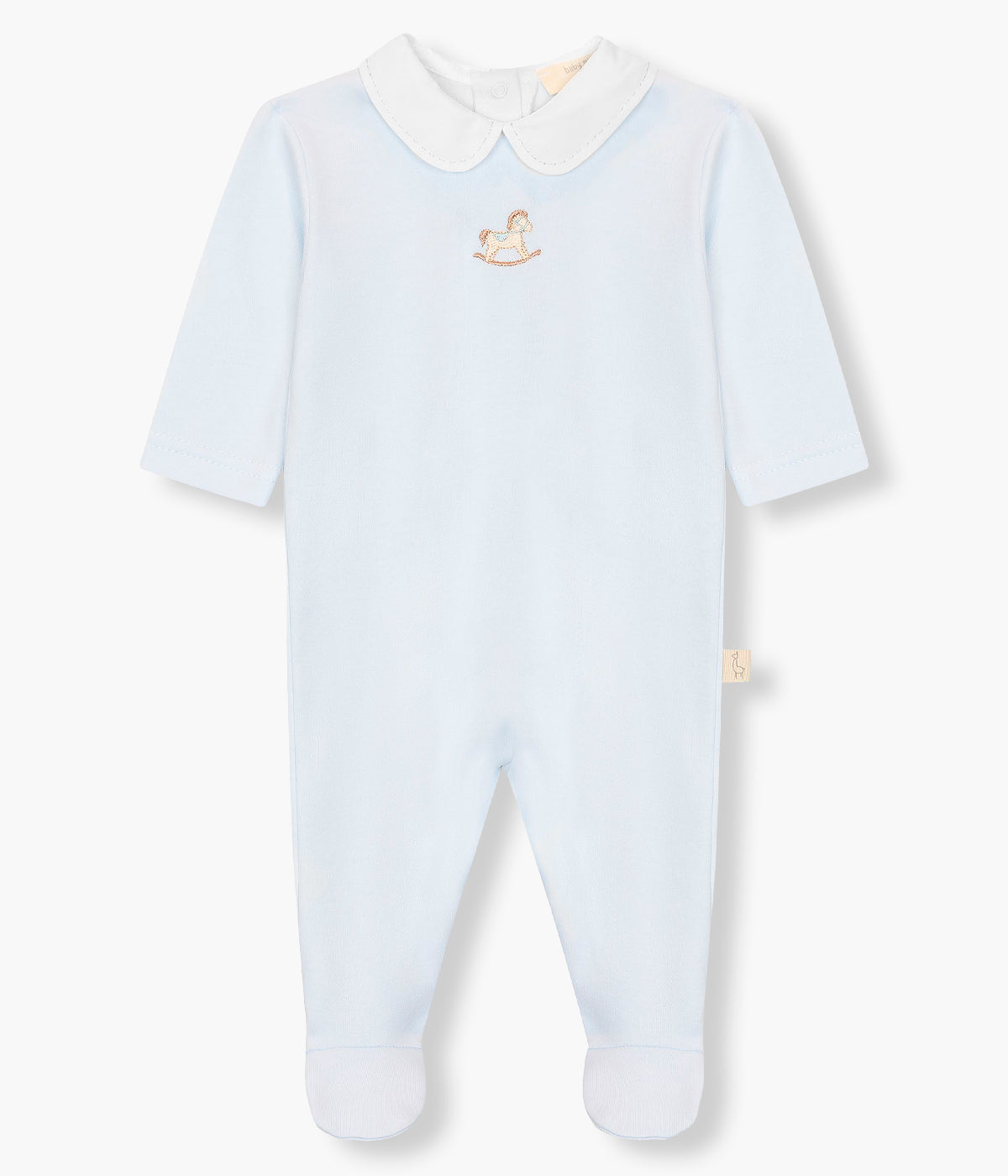 Visyta de frente do babygrow em algodão azul da Baby Gi para bebé menino e recém-nascido. Gola redonda cortada e cavalo bordado no peito. Abertura com molas de pressão nas costas e entrepernas.