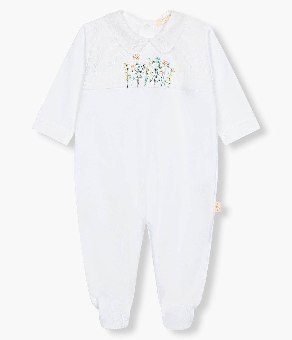 Vista de frente do babygrow em algodão branco da Baby Gi para bebé menina e recém-nascida. Gola redonda cortada e bordado floral na frente. Abertura com molas de pressão nas costas e entrepernas.
