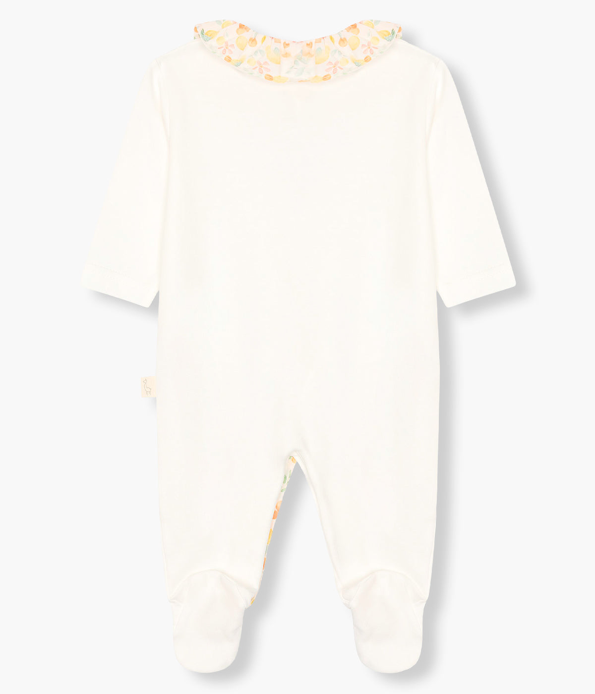 Vista de costas do babygrow em algodão pérola da Baby Gi para bebé menina e recém-nascida. Gola redonda cortada, laço e abertura com padrão frutas coloridas. Abertura com molas de pressão na frente e entrepernas.