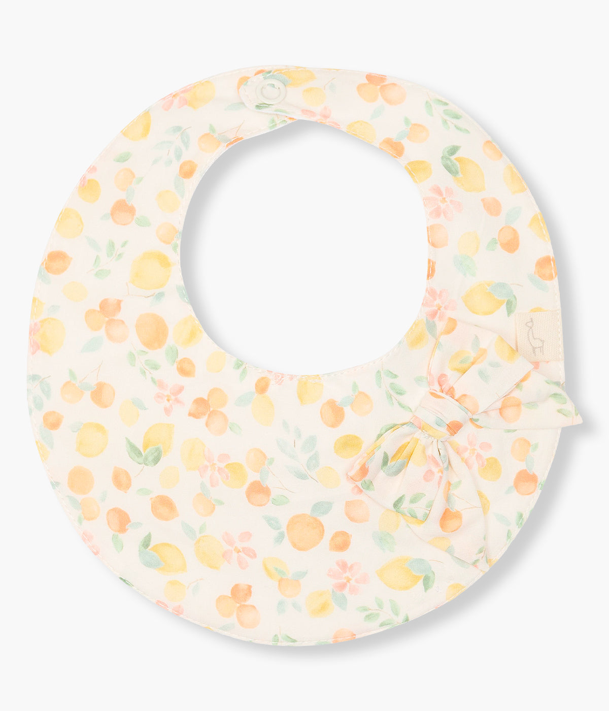 Vista de frente da babete impermeável pérola da Baby Gi para bebé menina e recém-nascida, 100% algodão. Elegante babete de formato redondo com laço e padrão frutas coloridas.