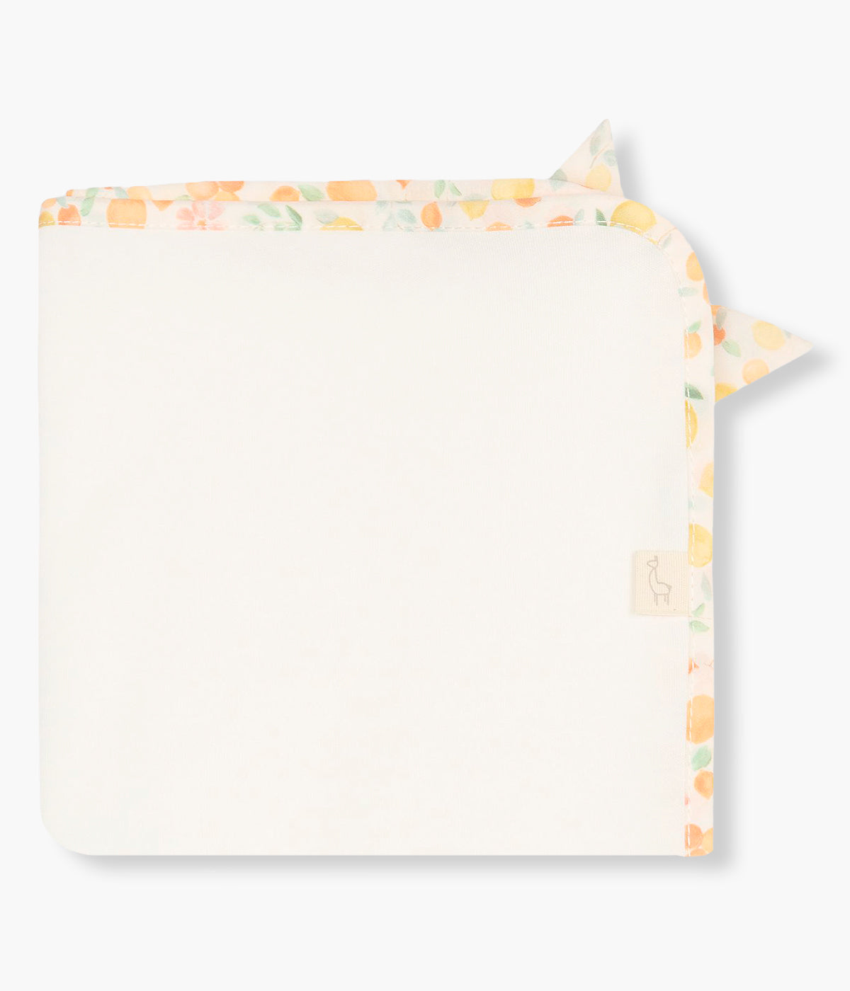 Vista de costas da fralda pérola da Baby Gi para bebé menina e recém-nascida, 100% algodão. Laço no canto e contorno a toda a volta com padrão frutas coloridas.
