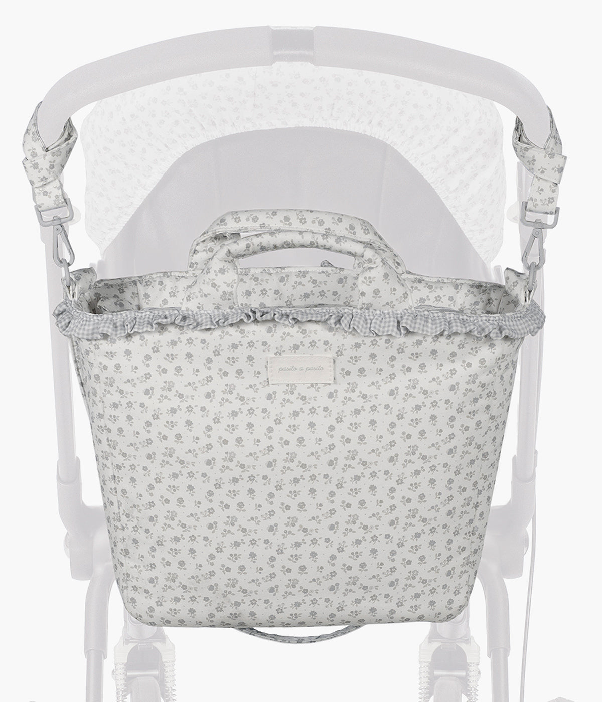 Vista pendurada no carrinho da mala de Maternidade Little Bloom Flowers da Pasito a Pasito. Prática mala de maternidade que combina elegância com um padrão floral cinza e uma grande capacidade para transportar tudo o que a bebé precisa. Confeccionada em loneta 100% algodão com tratamento resistente à água, esta mala inclui vários compartimentos interiores e um prático resguardo portátil.
