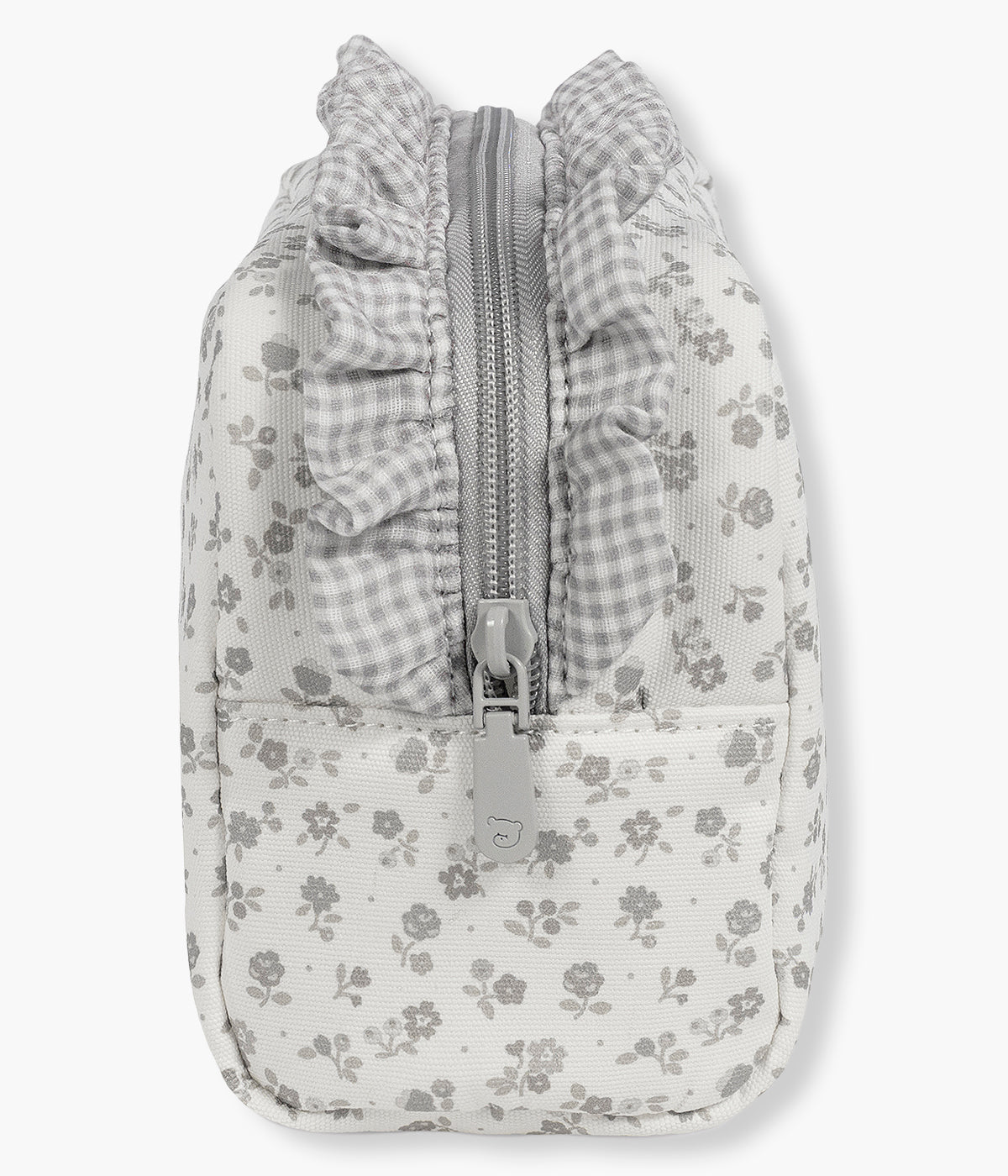 Vista de lado do necessaire Little Bloom Flowers da Pasito a Pasito. Ideal para transportar os produtos de higiene da bebé durante os passeios, este necessaire para bebé com exterior em loneta 100% algodão à prova de água com padrão floral oferece um espaço compacto e prático para manter tudo organizado.