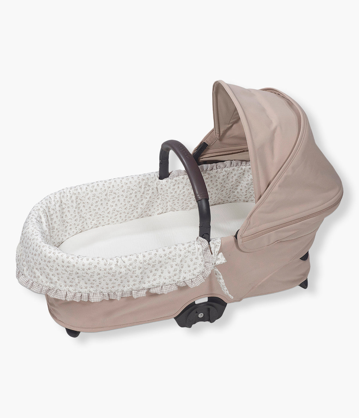 Vista no babycoque da forra para alcofa com elásticos Pasito a Pasito Little Bloom Flowers. Prática forra que combina suavidade, elegância e funcionalidade. Com um elegante padrão floral em tons de cinza, inclui lençol ajustável em musselina 100% algodão, garantindo conforto e respirabilidade para a bebé desde os primeiros dias.
