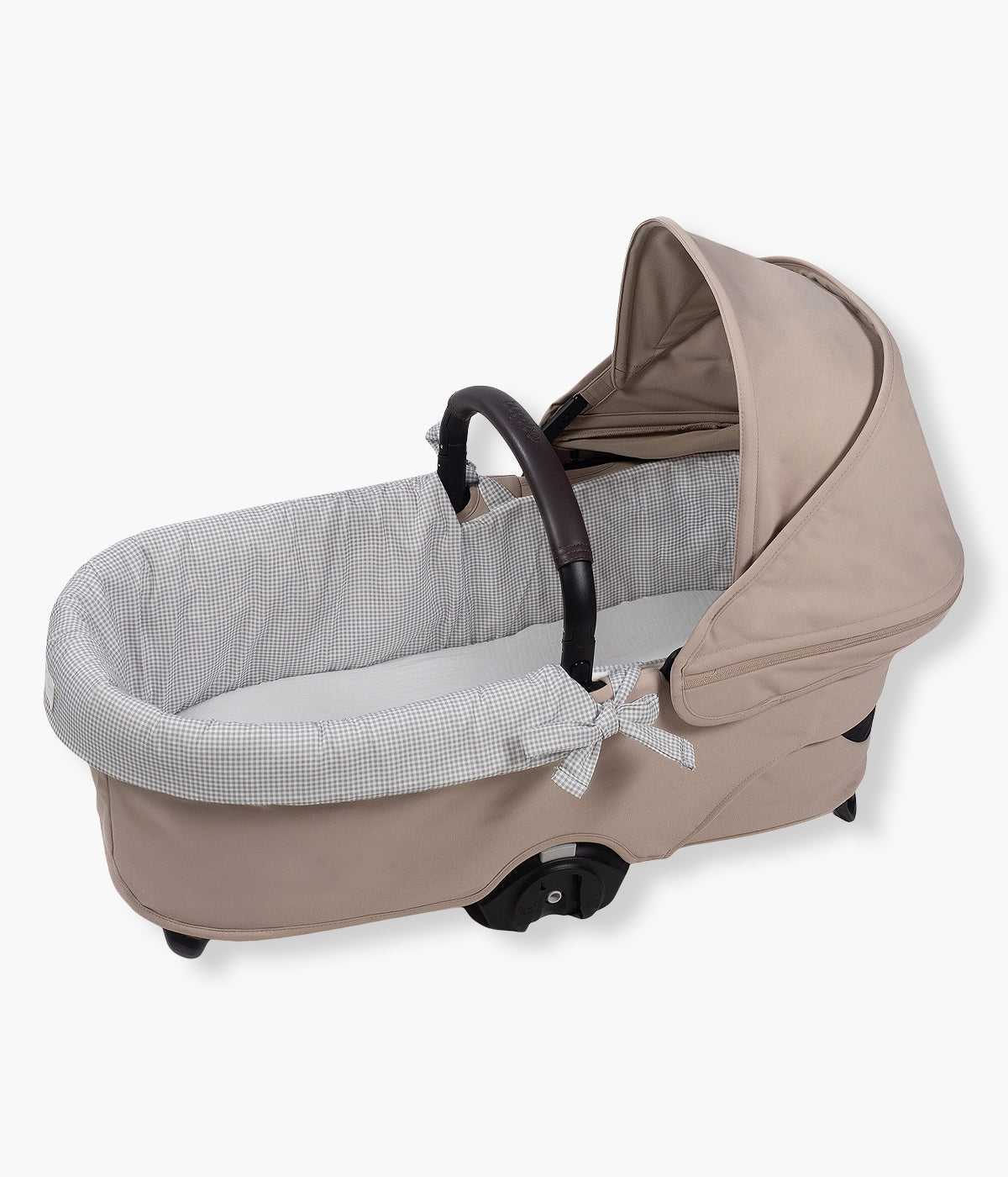 Vista na alcofa da forra para alcofa com elásticos Pasito a Pasito Little Bloom Vichy. Prática forra que combina suavidade, elegância e funcionalidade. Com um elegante padrão vichy cinza, inclui lençol ajustável em musselina 100% algodão, garantindo conforto e respirabilidade para o bebé desde os primeiros dias.
