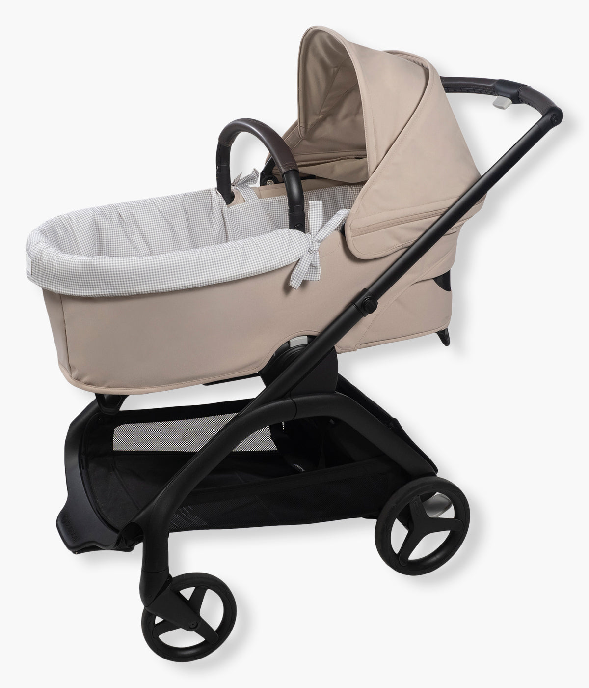 Vista no carrinho da forra para alcofa com elásticos Pasito a Pasito Little Bloom Vichy. Prática forra que combina suavidade, elegância e funcionalidade. Com um elegante padrão vichy cinza, inclui lençol ajustável em musselina 100% algodão, garantindo conforto e respirabilidade para o bebé desde os primeiros dias.