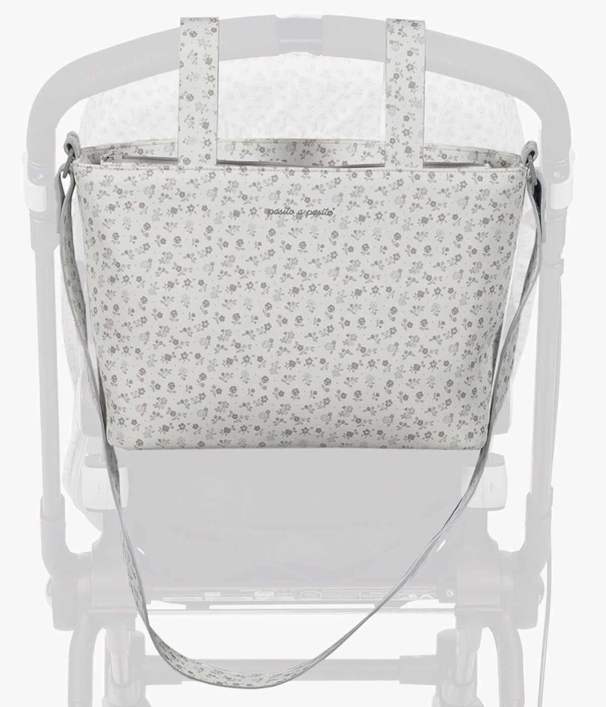 Vista pendurada no carrinho da bolsa de passeio Little Bloom Flowers da Pasito a Pasito. Leve, elegante e muito prática para os passeios com a bebé, esta bolsa em polipele vegana com padrão floral oferece grande capacidade, vários bolsos organizadores e um compartimento térmico para biberões.