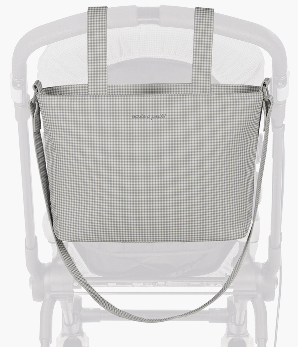 Vista pendurada no carrinho da bolsa de passeio Little Bloom Vichy da Pasito a Pasito. Leve, elegante e muito prática para os passeios com o bebé, esta bolsa em polipele vegana com padrão vichy, oferece grande capacidade, vários bolsos organizadores e um compartimento térmico para biberões.