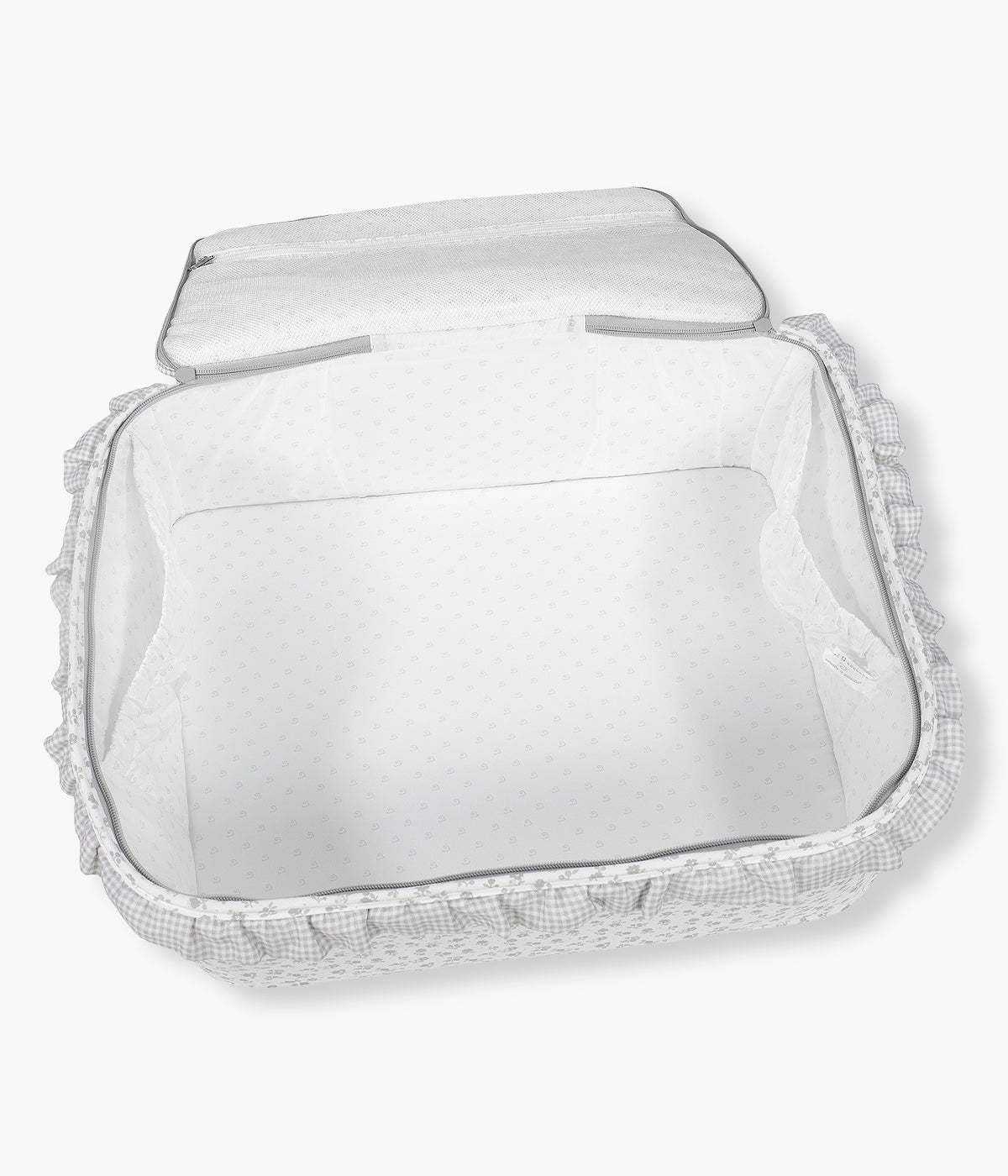 Vista aberta da maala de maternidade Pasito a Pasito Little Bloom Flowers. Prática mala de maternidade de formato retangular com exterior em loneta de algodão resistente à água com padrão floral cinza. Ideal para levar para a maternidade, esta mala de maternidade oferece grande capacidade e um visual clássico.