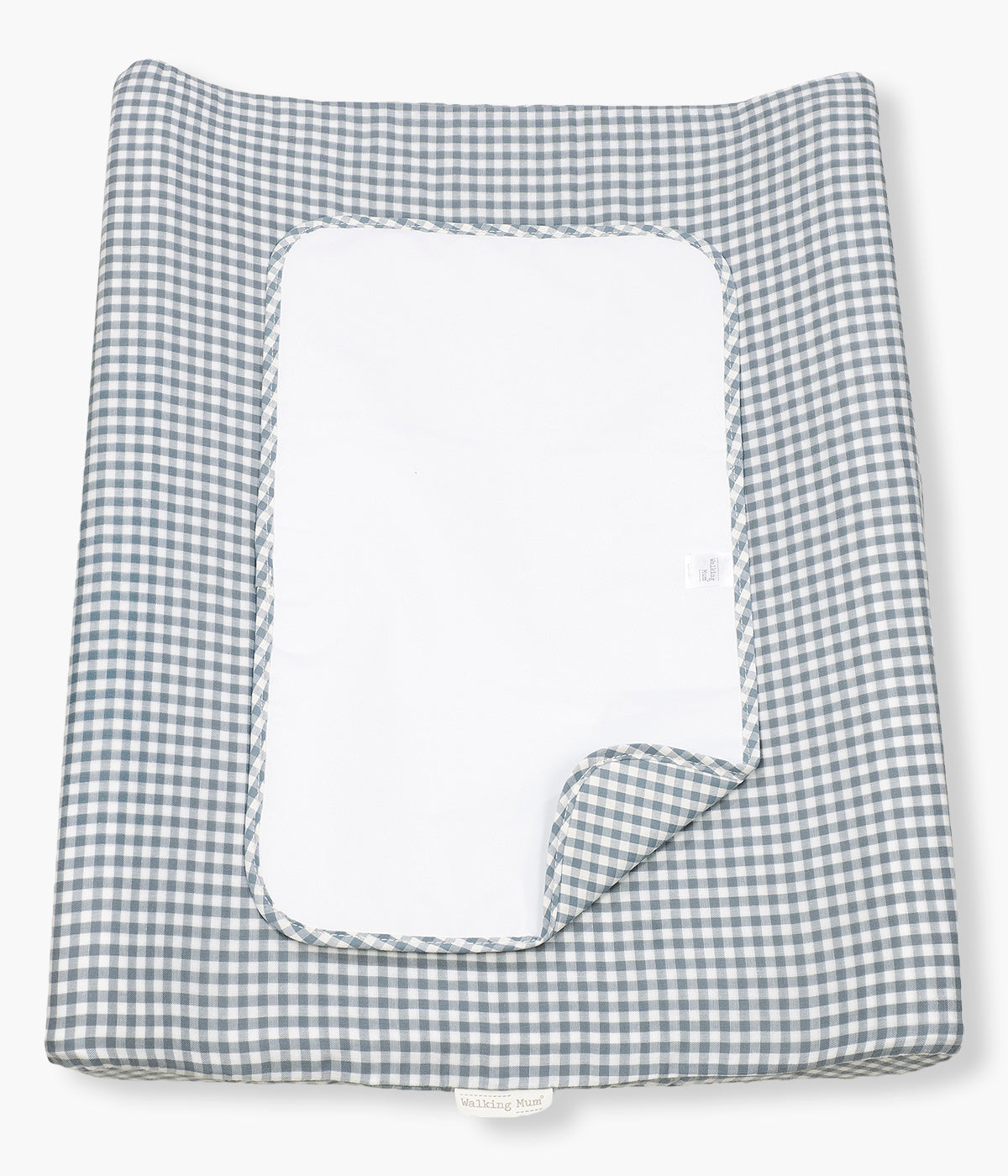 Trocador de Fraldas Praliné Vichy Matcha da Walking Mum. Prático trocador com padrão vichy verde que oferece um espaço confortável e seguro para mudar a fralda do(a) bebé em casa. Com espuma viscoelástica, base antiderrapante e capa removível impermeável, combina funcionalidade, higiene e um design delicado que harmoniza com o quarto do bebé.