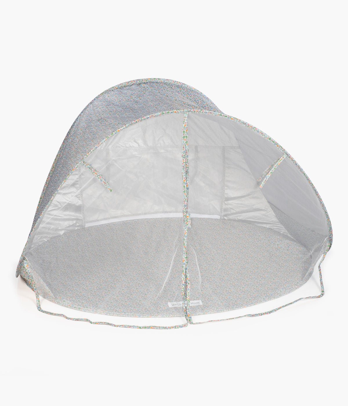 Vista de frente da tenda de praia Anti-UV para bebé Summer Flowers da Walking Mum. Refúgio perfeito para proteger a bebé do sol nos momentos ao ar livre. Com proteção solar FPS/SPF 50+, mosquiteira integrada e sistema pop-up de montagem rápida, cria um espaço fresco, seguro e confortável em qualquer lugar.