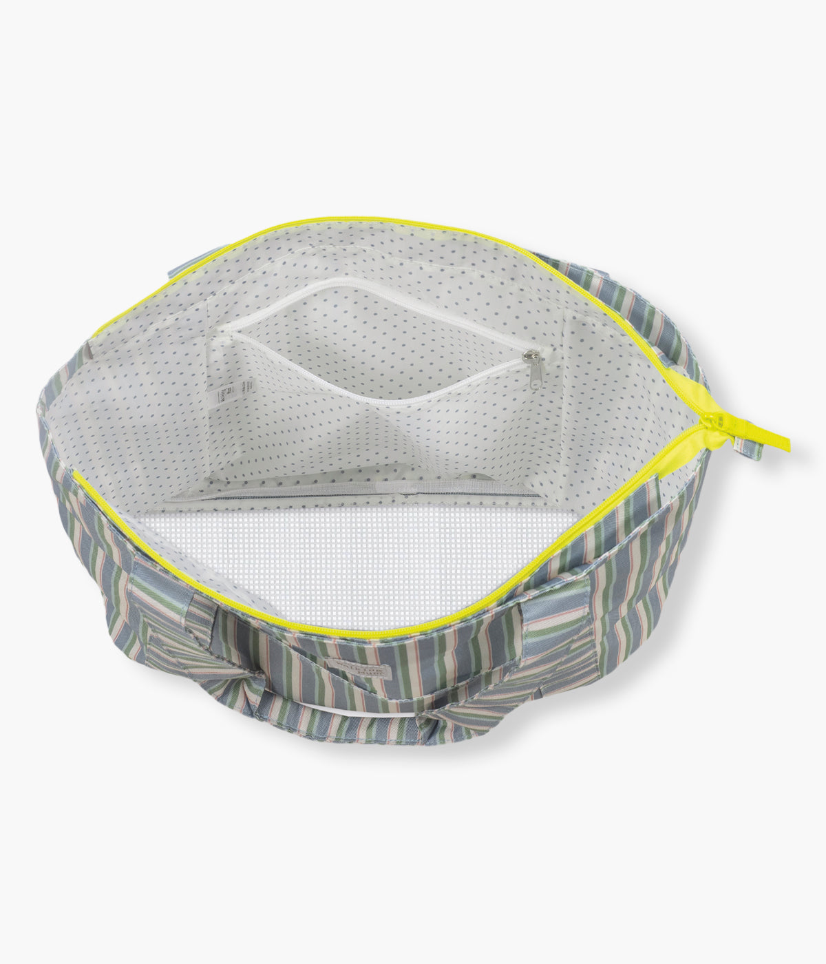 Vista de cima e aberta da bolsa da praia Strips da Walking Mum para bebé. Prática bolsa com padrão riscas ideal para os dias de praia, piscina ou passeios em família. Leve e resistente, oferece grande capacidade de arrumação e uma base em rede pensada para evitar a acumulação de areia no interior.