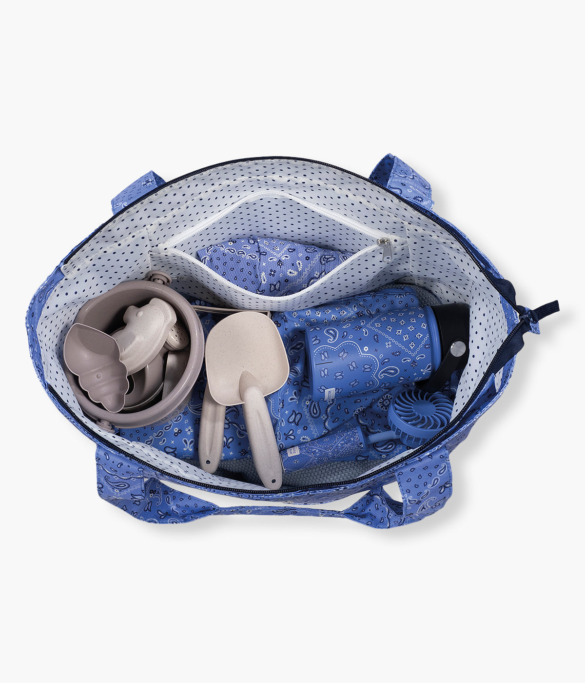 Vista aberta e cheia da bolsa para a praia Bandana da Walking Mum para bebé. Prática bolsa ideal para os dias de praia, piscina ou passeios em família. Leve e resistente, oferece grande capacidade de arrumação e uma base em rede pensada para evitar a acumulação de areia no interior.