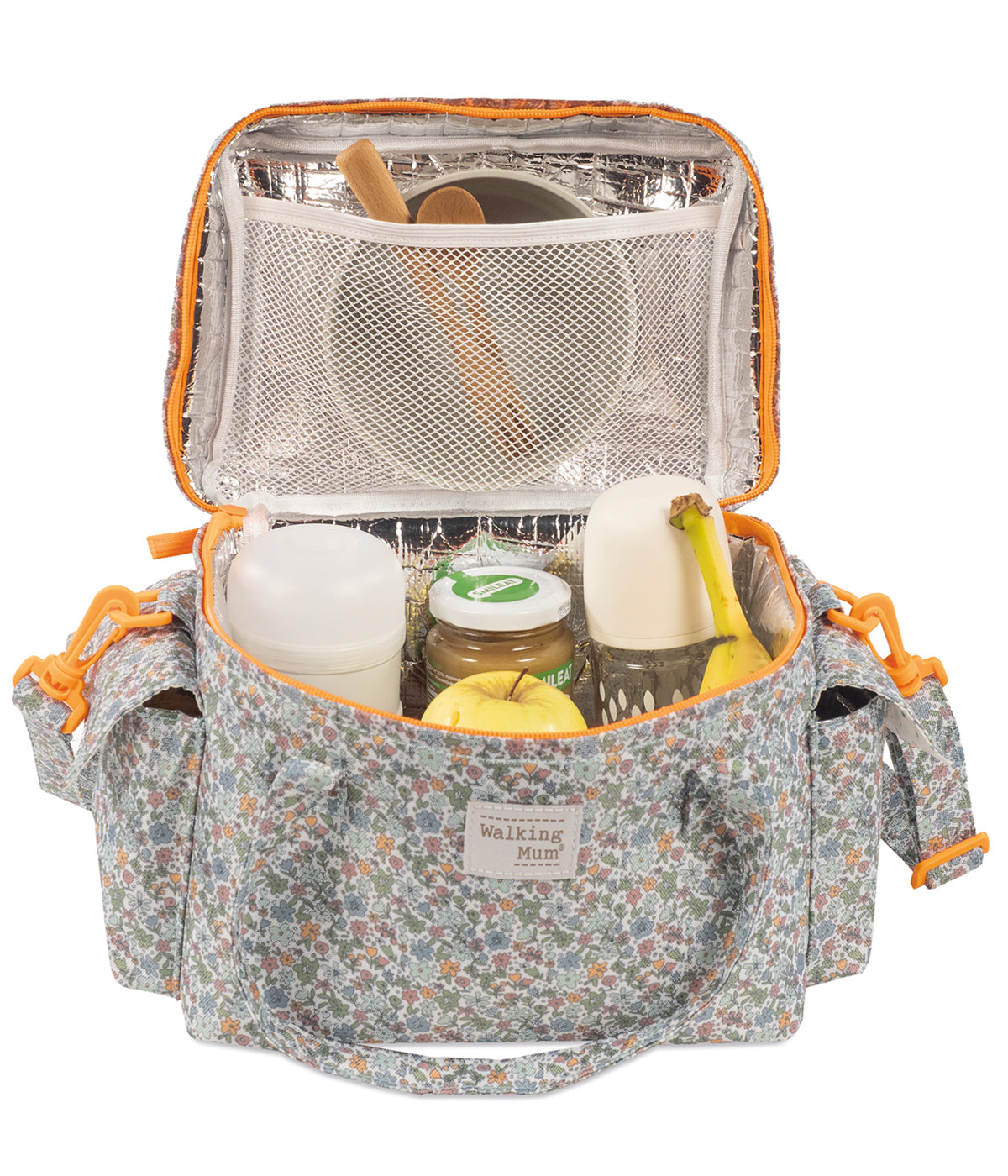 Vista de frente aberta e com produtos no interior da bolsa térmica Summer Flowers da Walking Mum. Perfeita para manter bebidas, snacks e refeições à temperatura ideal durante passeios, dias de praia ou viagens em família. Compacta, prática e com um padrão floral, esta bolsa combina funcionalidade e estilo num só acessório.