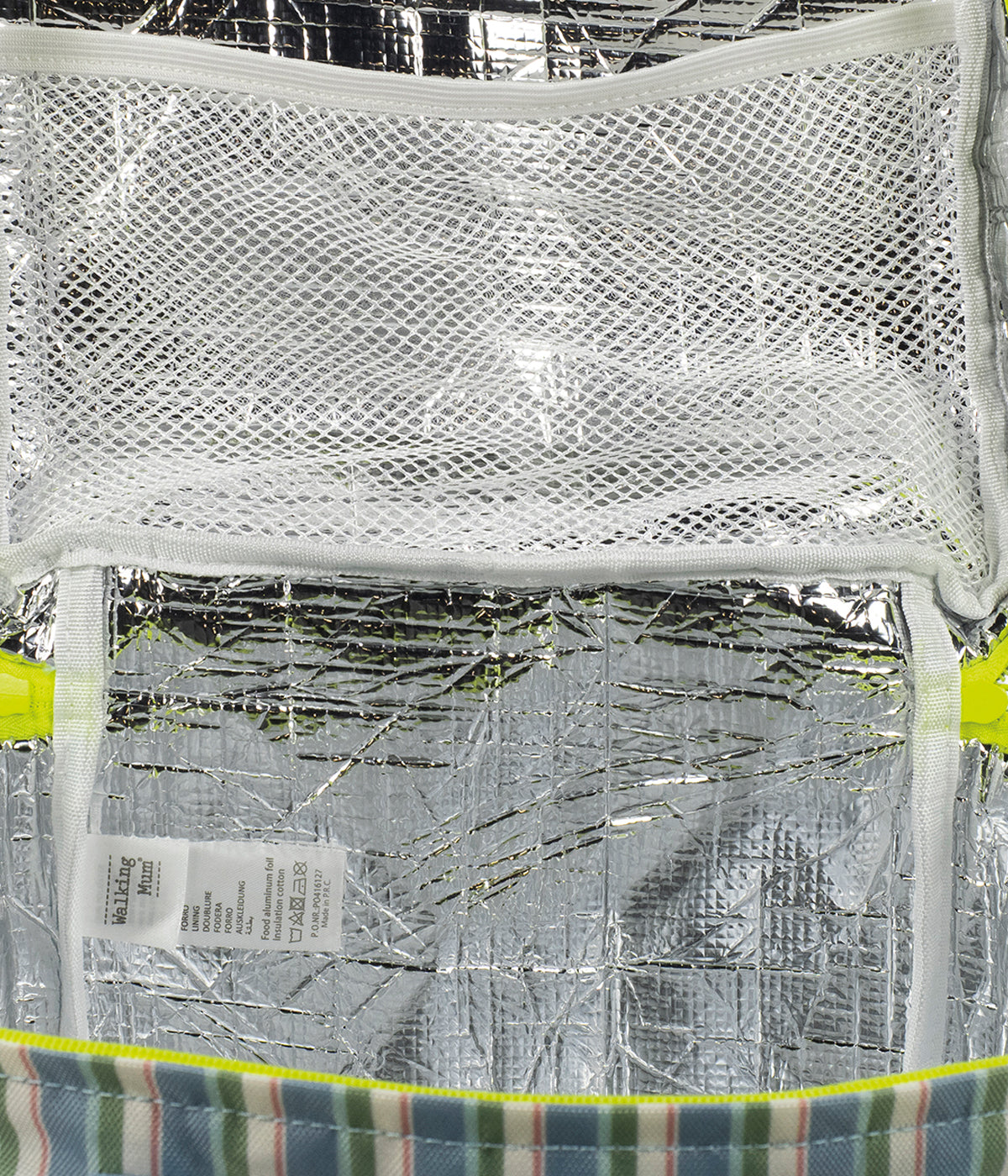Vista aberta da bolsa térmica Summer Strips da Walking Mum. Perfeita para manter bebidas, snacks e refeições à temperatura ideal durante passeios, dias de praia ou viagens em família. Compacta, prática e com um padrão riscas, esta bolsa combina funcionalidade e estilo num só acessório.