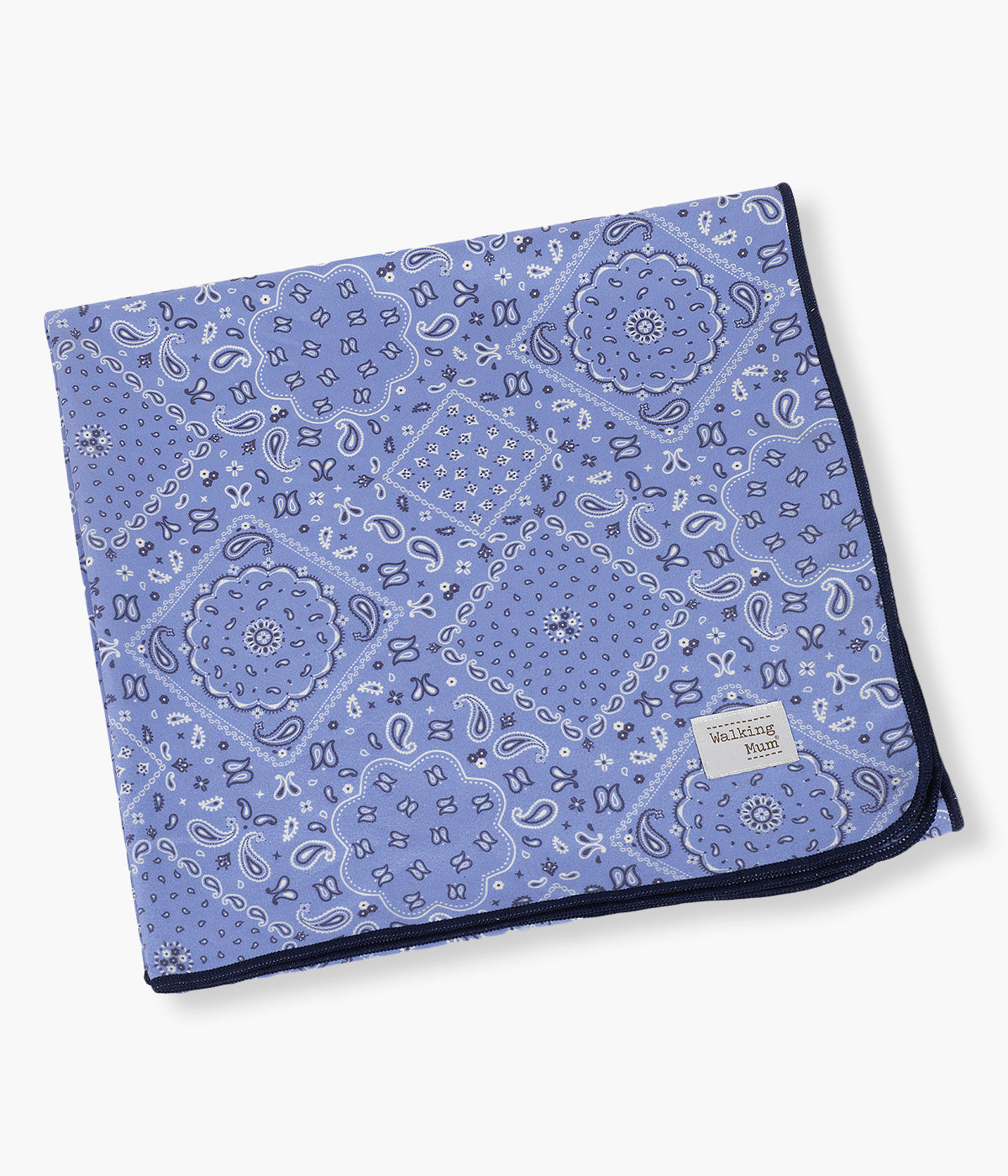 Vista dobrada da toalha de microfibra Summer Bandana da Walking Mum. Perfeita para a praia, piscina ou passeios de verão. Leve, compacta e de secagem rápida, oferece conforto, praticidade e proteção solar FPS/SPF 50+ para acompanhar todas as aventuras ao ar livre.