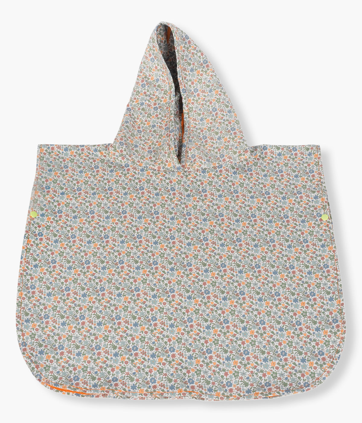 Vista frontal do poncho de microfibra Summer Flowers da Walking Mum. Peça ideal para depois do banho na praia ou piscina, este poncho com padrão floral é leve, suave e de secagem rápida. Envolve a bebé com conforto e proteção solar FPS/SPF 50+, garantindo bem-estar e segurança.