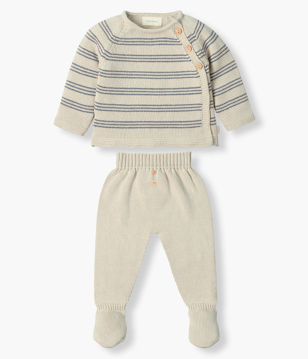 Vista de frente do conjunto em malha de algodão orgânico bege da Mini Mooi para bebé e recém‑nascido(a), composto por camisola e calças. Camisola de manga comprida com riscas azuis e abertura no ombro com botões de madeira. Calças lisas com pés com botões de madeira decorativos.