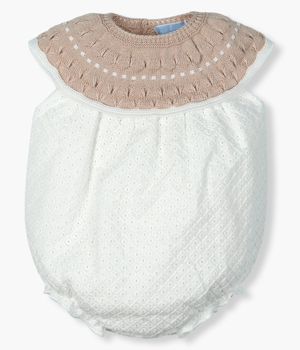 Vista de frente do fofo em malha e tecido de manga curta da Mac Ilusión para bebé e recém-nascido(a). Parte superior em malha bege com detalhes perfurados e pormenores em branco. Parte inferior em tecido de bordado inglês branco com relevo. Forro no interior.
