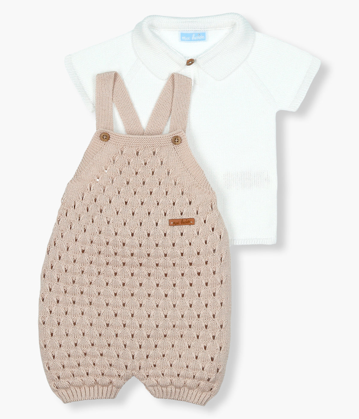 Vista de frente do conjunto de 2 peças em malha composto por camisola e macacão da Mac Ilusión para bebé menino e recém-nascido. Camisola de manga curta branca com gola bico cortada. Macacão de alças com detalhes perfurados.