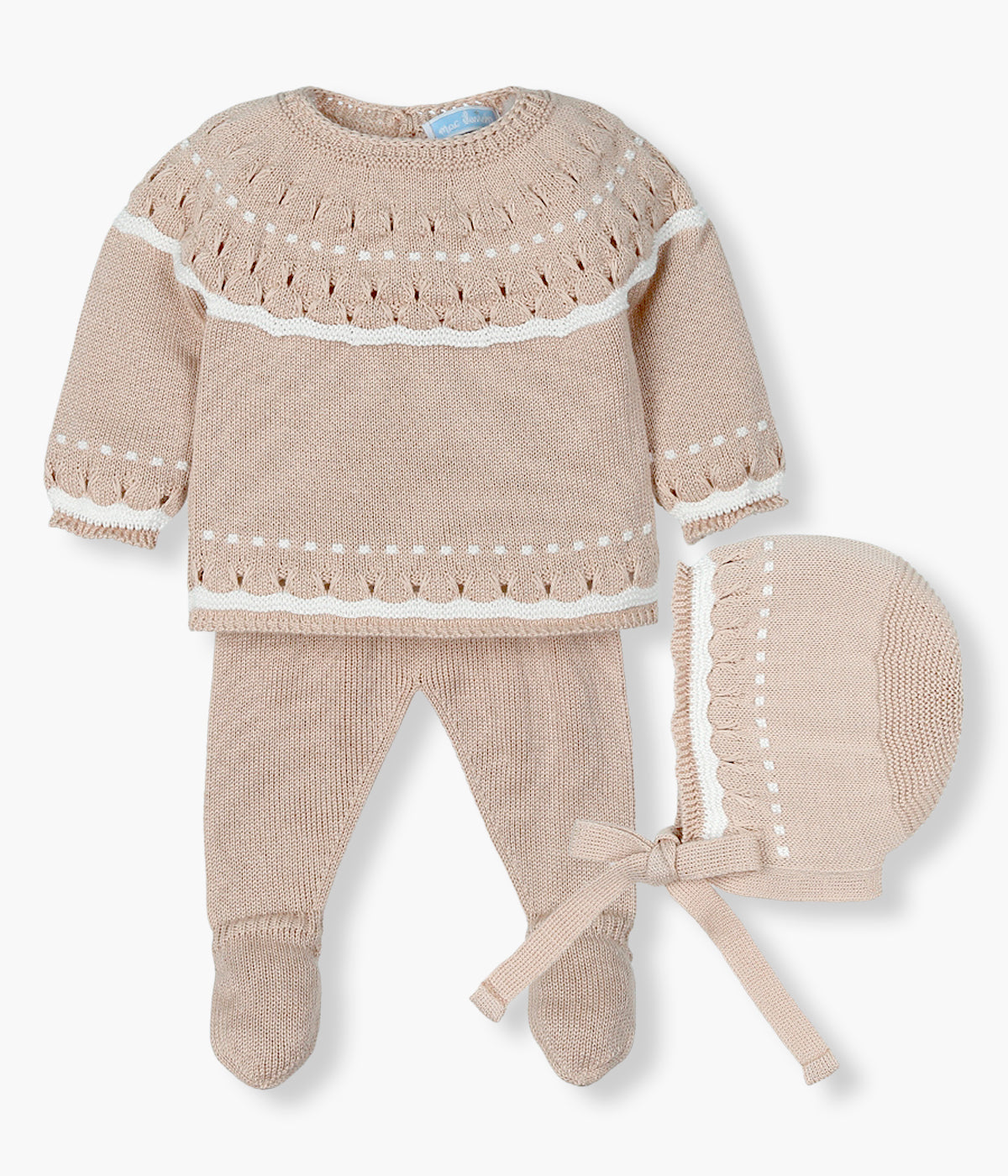 Vista de frente do conjunto de 3 peças em malha bege da Mac Ilusión composto por camisola, calças e touca para bebé e recém-nascido(a). Camisola com detalhes perfurados e pormenores em branco. Touca a combinar. Calças com pés lisas.