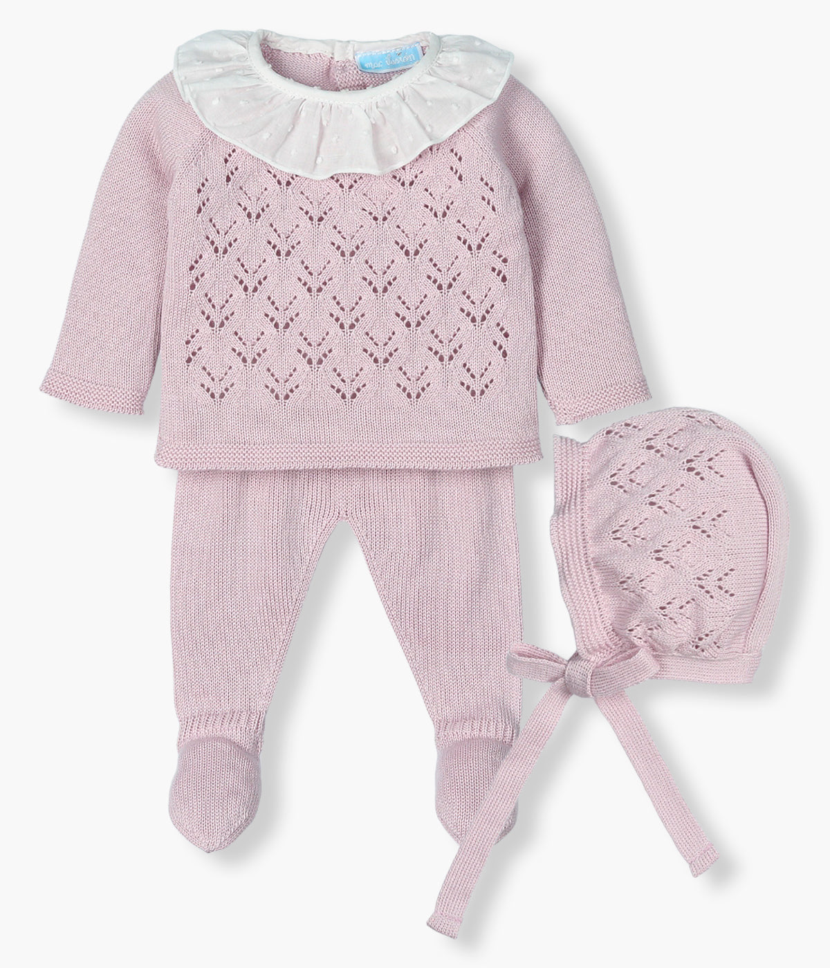 Vista de frente do conjunto de 3 peças em malha lavanda da Mac Ilusión composto por camisola, calças e touca para bebé e recém-nascido(a). Camisola com detalhes perfurados e gola folho em tecido plumeti branco. Touca a combinar. Calças com pés lisas.