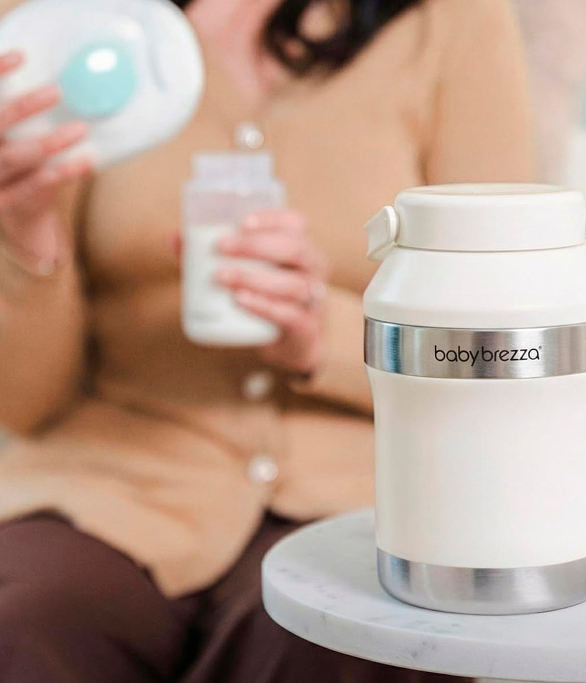 Vista de frente do refrigerador portátil de leite Materno Baby Brezza All-day Breastmilk Portable Cooler. Prática garrafa térmica com capacidade de 300ml que mantém o leite materno frio até 24 horas, garantindo conservação segura durante todo o dia. Prático, compacto e ideal para mães que extraem leite em casa, no trabalho ou em viagem.