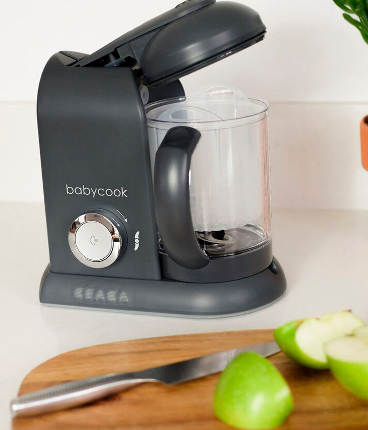Vista frontal do Robô de cozinha para bebé 4 em 1 Baby Cook Solo da Béaba na cor Dark Grey. Robô de cozinha 4 em 1 que cozinha a vapor, tritura, descongela e aquece alimentos. Com uma taça XL de 1100 ml e um funcionamento simples através de um único botão, permite preparar refeições caseiras saudáveis para o bebé de forma rápida, prática e sem complicações.